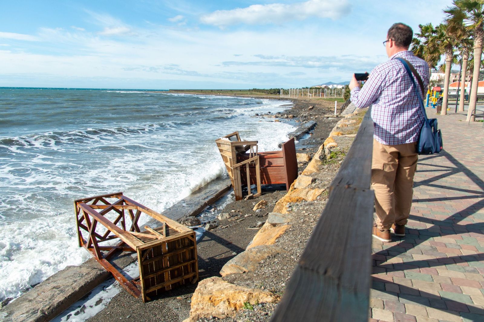 Una persona echa una foto a la playa de El Pozuelo tras los temporales, en una imagen de archivo