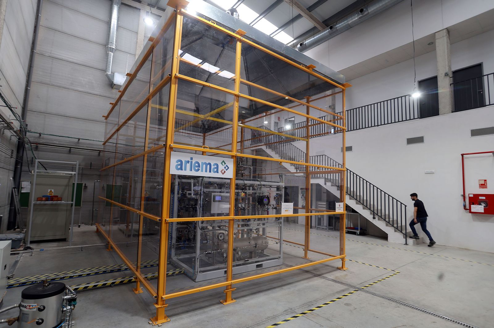 Imágenes de la visita de Jorge Paradela a las instalaciones de la empresa Ariema Energía y Medioambiente SL, especializada en hidrógeno verde