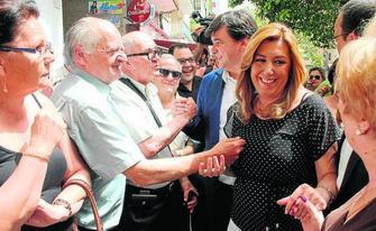 Susana Díaz saluda a vecinos de Isla Chica; detrás, Gabriel Cruz.