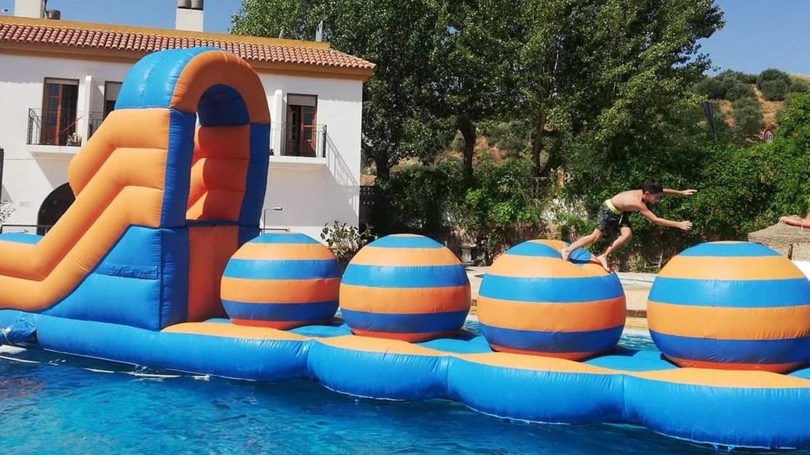 Hinchables en la Piscina Municipal de Canjáyar.