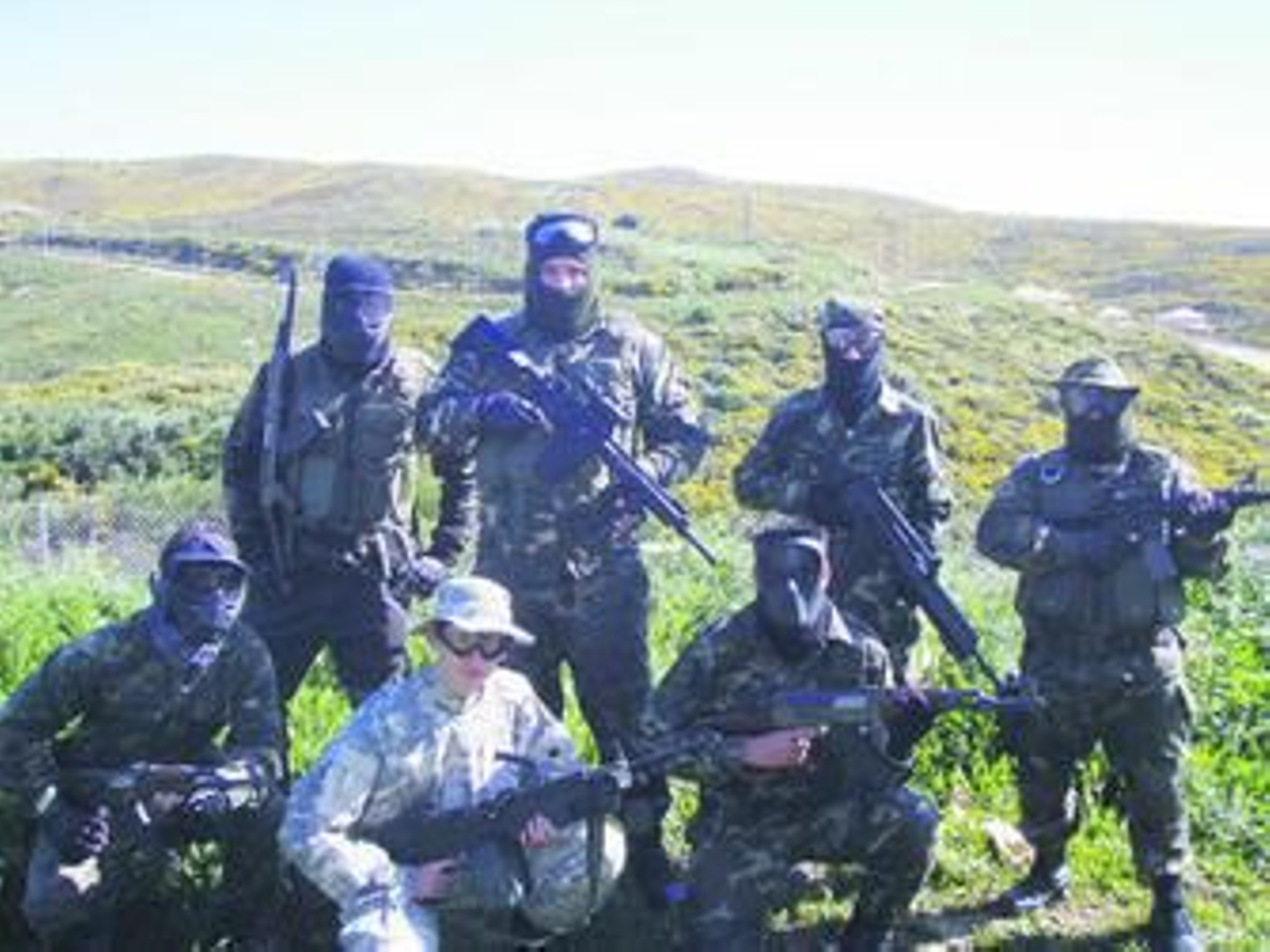 Grupo de jugadores de "airsoft", pertenecientes a Locus Airsoft Club, con el atuendo y las réplicas de armas reales.