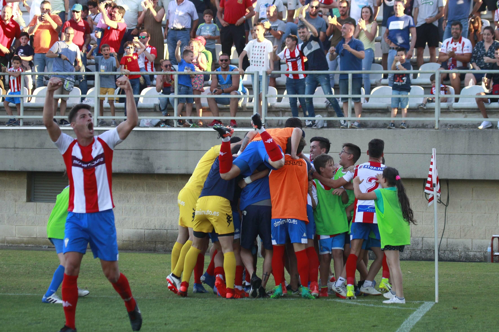 Los jugadores del Algeciras celebran el gol de Antonio Sánchez ante el L'Hospitalet.