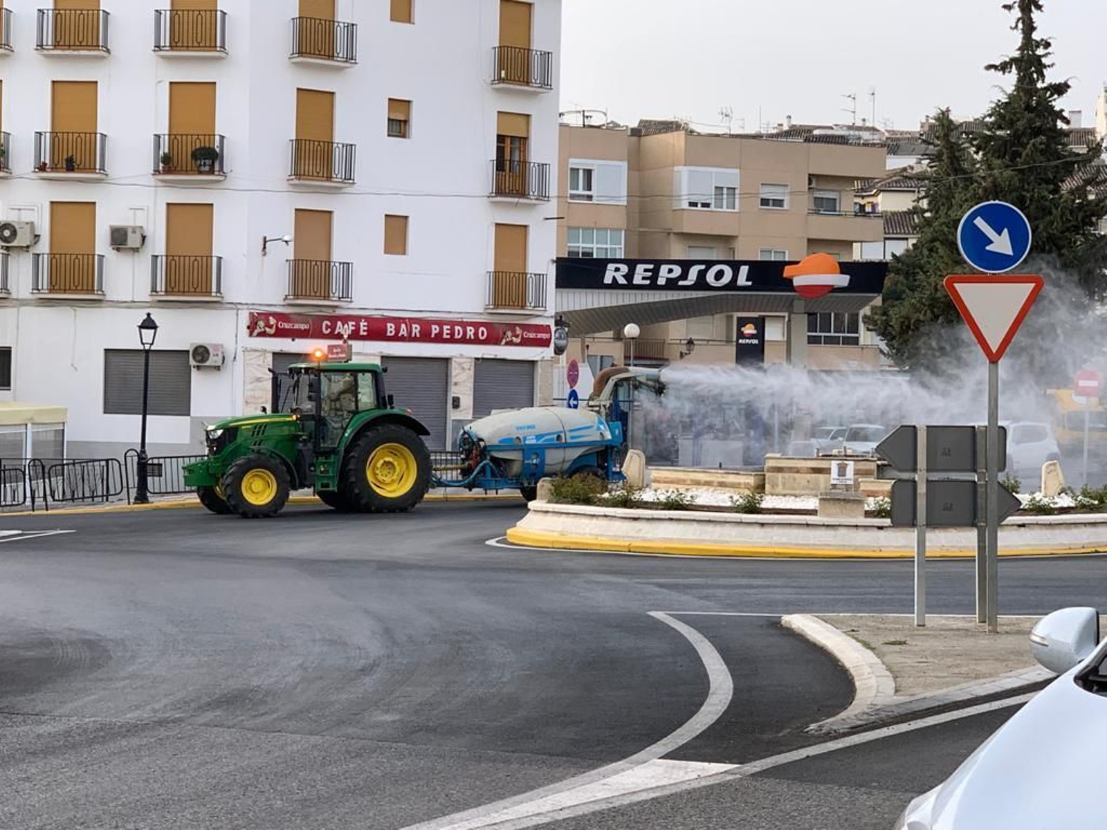 Estado de alarma en Granada por el coronavirus: los agricultores limpian las calles de los pueblos