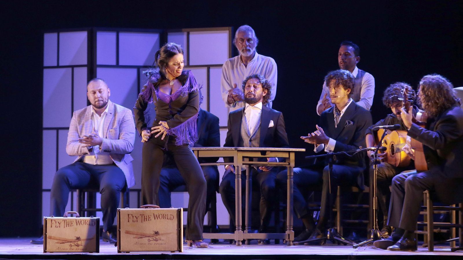 Esther Aranda, escoltada por todo el elenco musical.