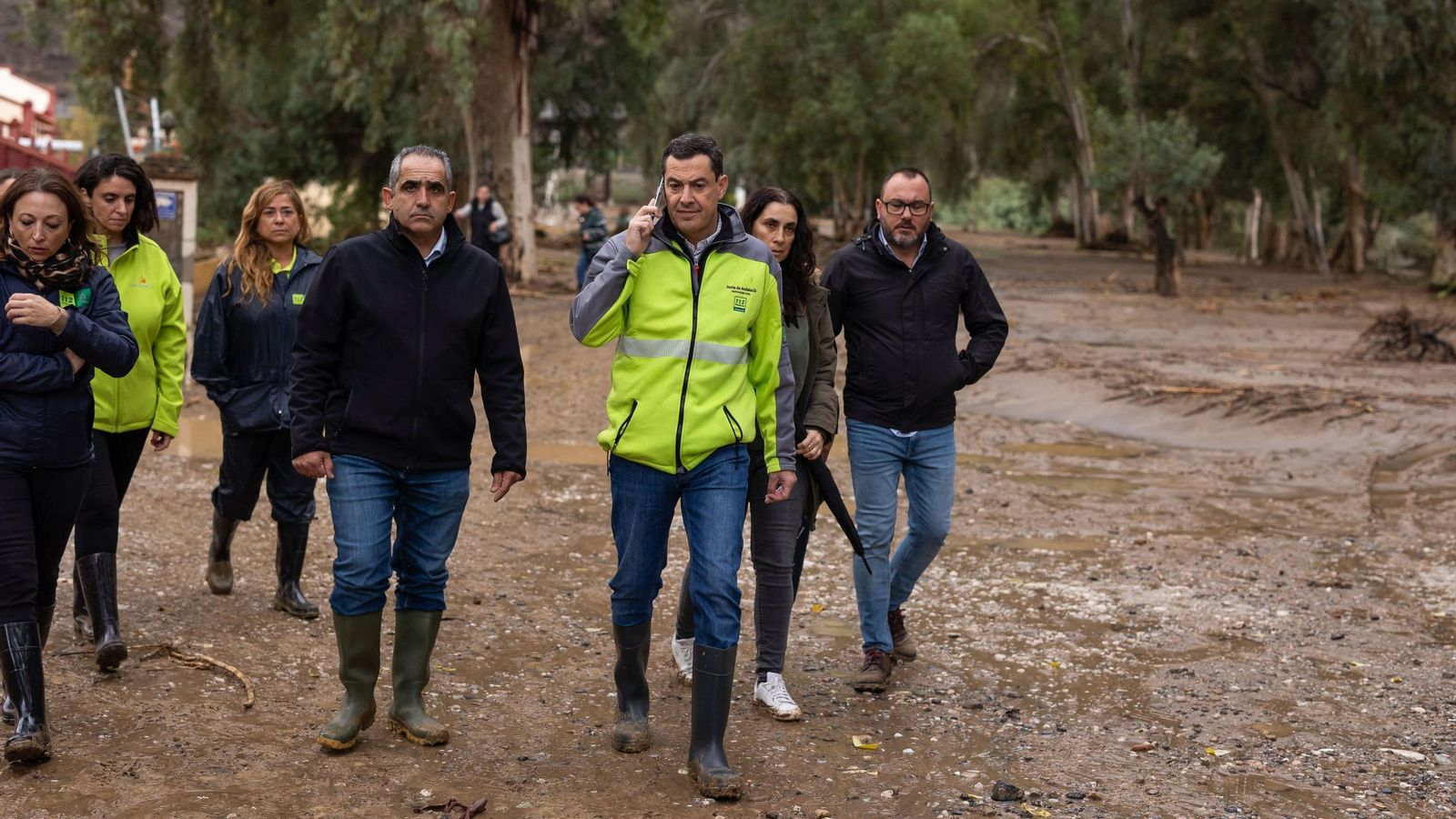 Juanma Moreno, visita junto al alcalde de Álora, el desborde del río Guadalhorce. Juanma Moreno, visita junto al alcalde de Álora, el desborde del río Guadalhorce.