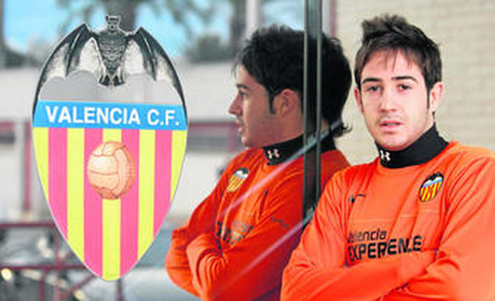 Kike Tortosa posa junto al escudo del Valencia en las instalaciones valencianistas de la Ciudad Deportiva de Paterna.