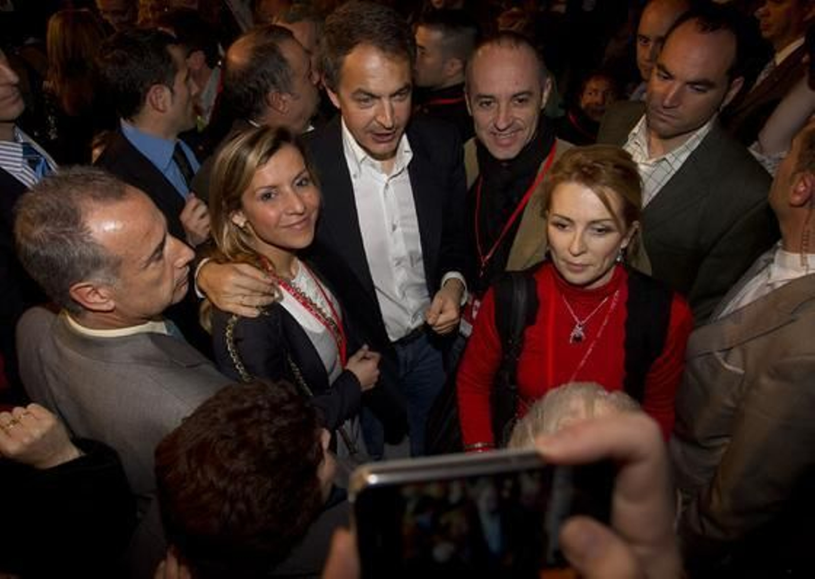 Zapatero se hace fotos con miembros del partido. / Antonio Pizarro