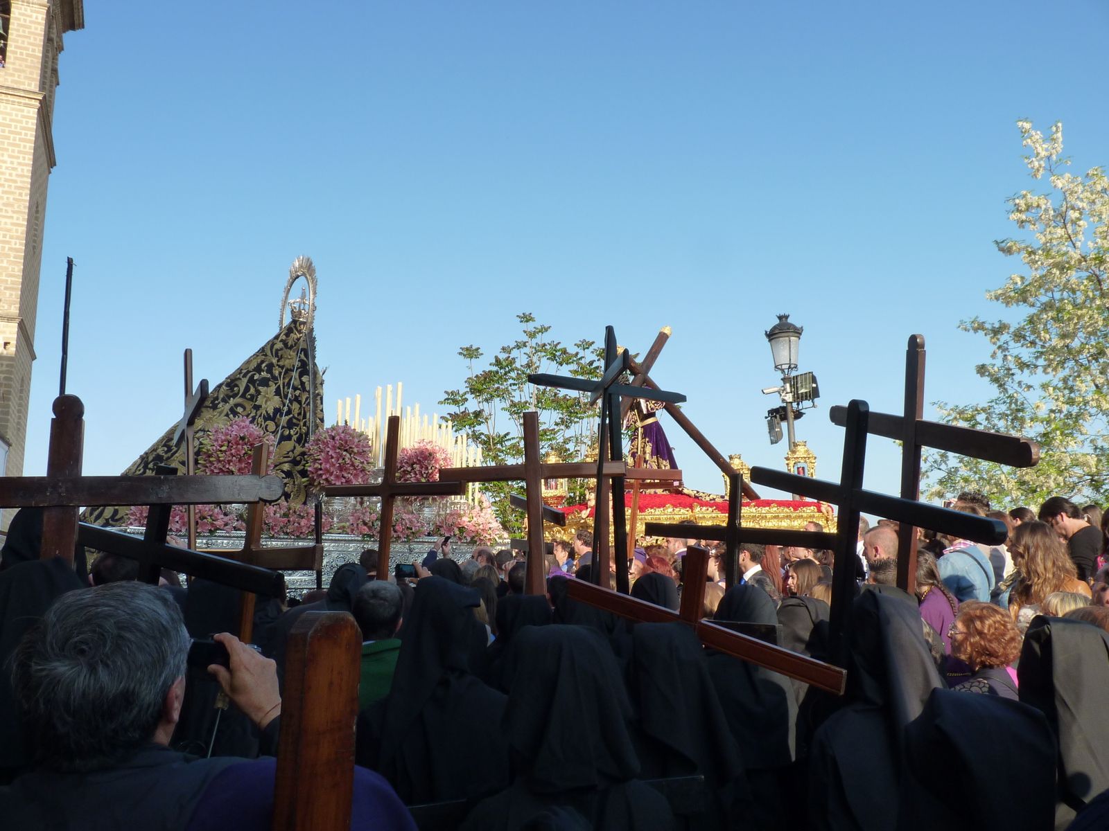 La escena del Encuentro, al amanecer del Viernes Santo delante de la colegiata de Osuna.