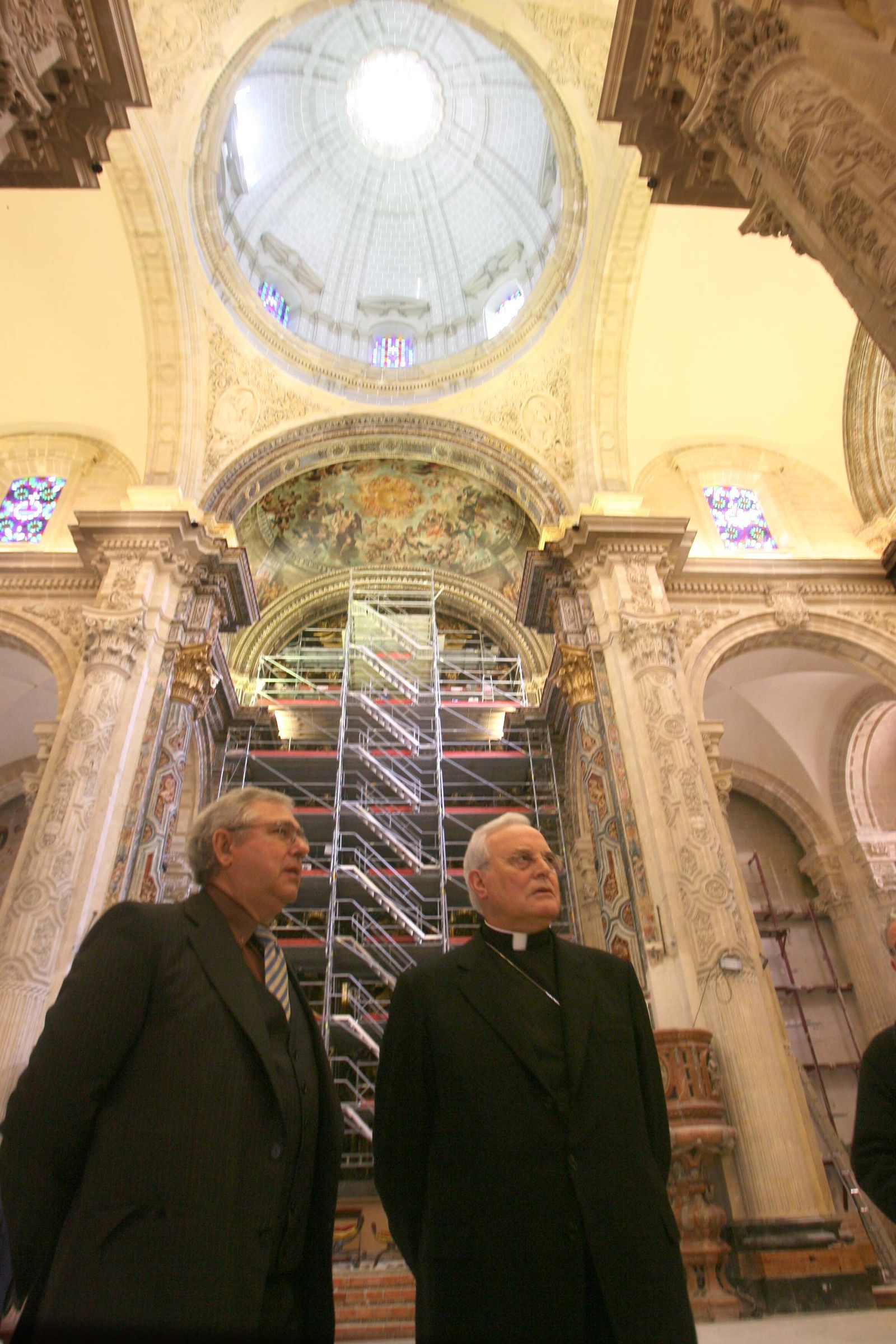 El cardenal Amigo con el arquitecto Fernando Mendoza en la iglesia del Salvador.