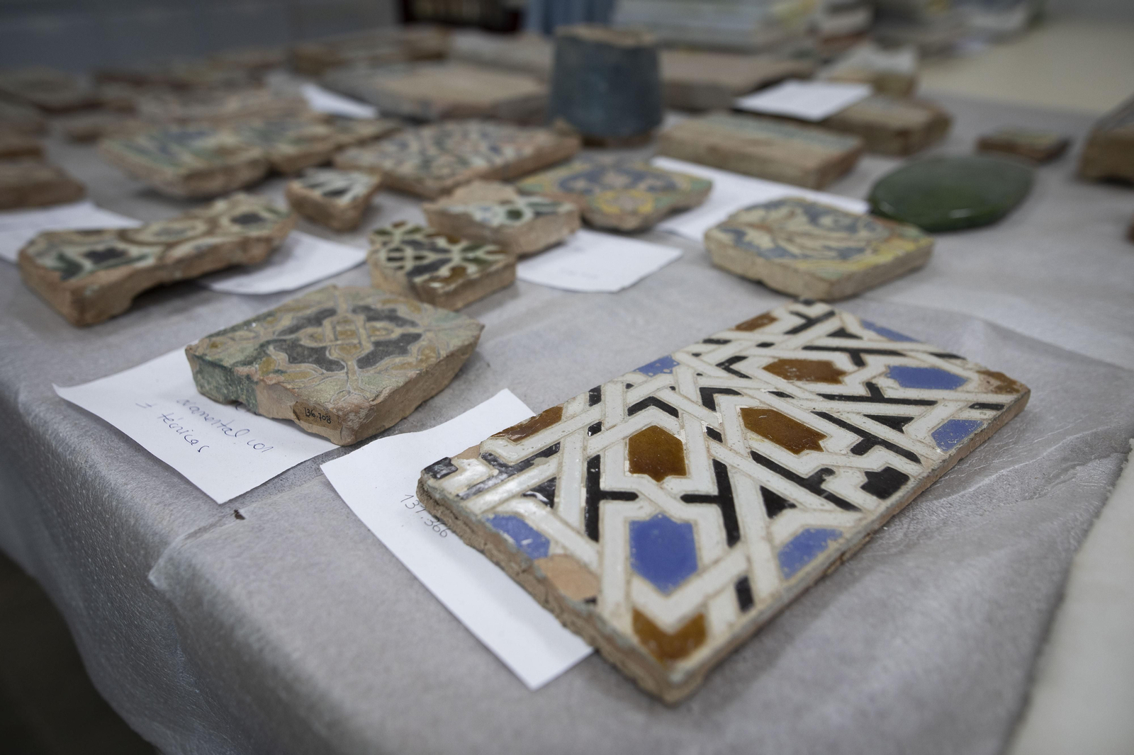 Los tesoros ocultos de la Alhambra: el almacén que conserva las casi 200.000 piezas de sus fondos Los tesoros ocultos de la Alhambra: el almacén que conserva las casi 200.000 piezas de sus fondos