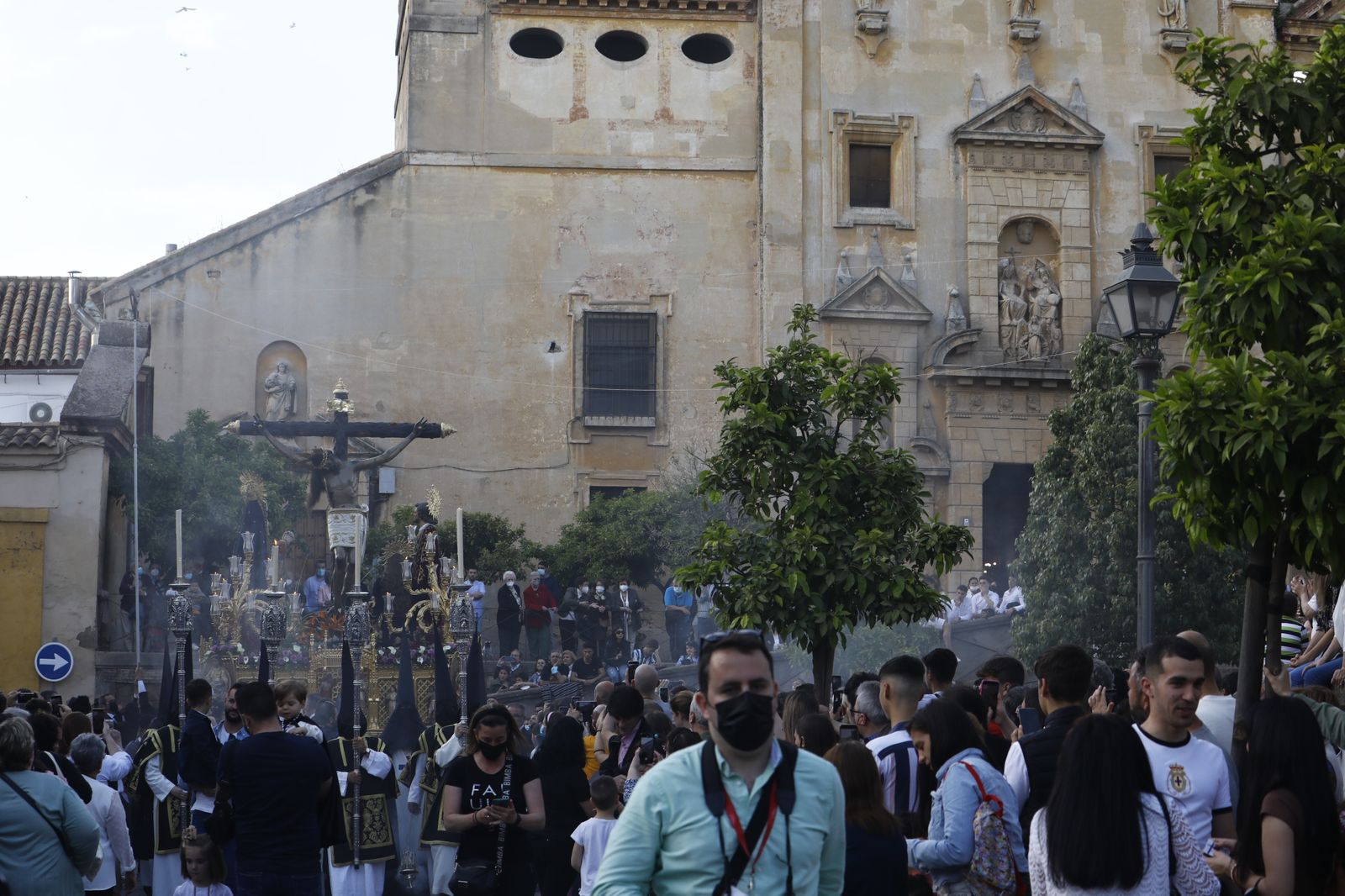 Jueves Santo en Córdoba: La procesión del Cristo de Gracia, en imágenes