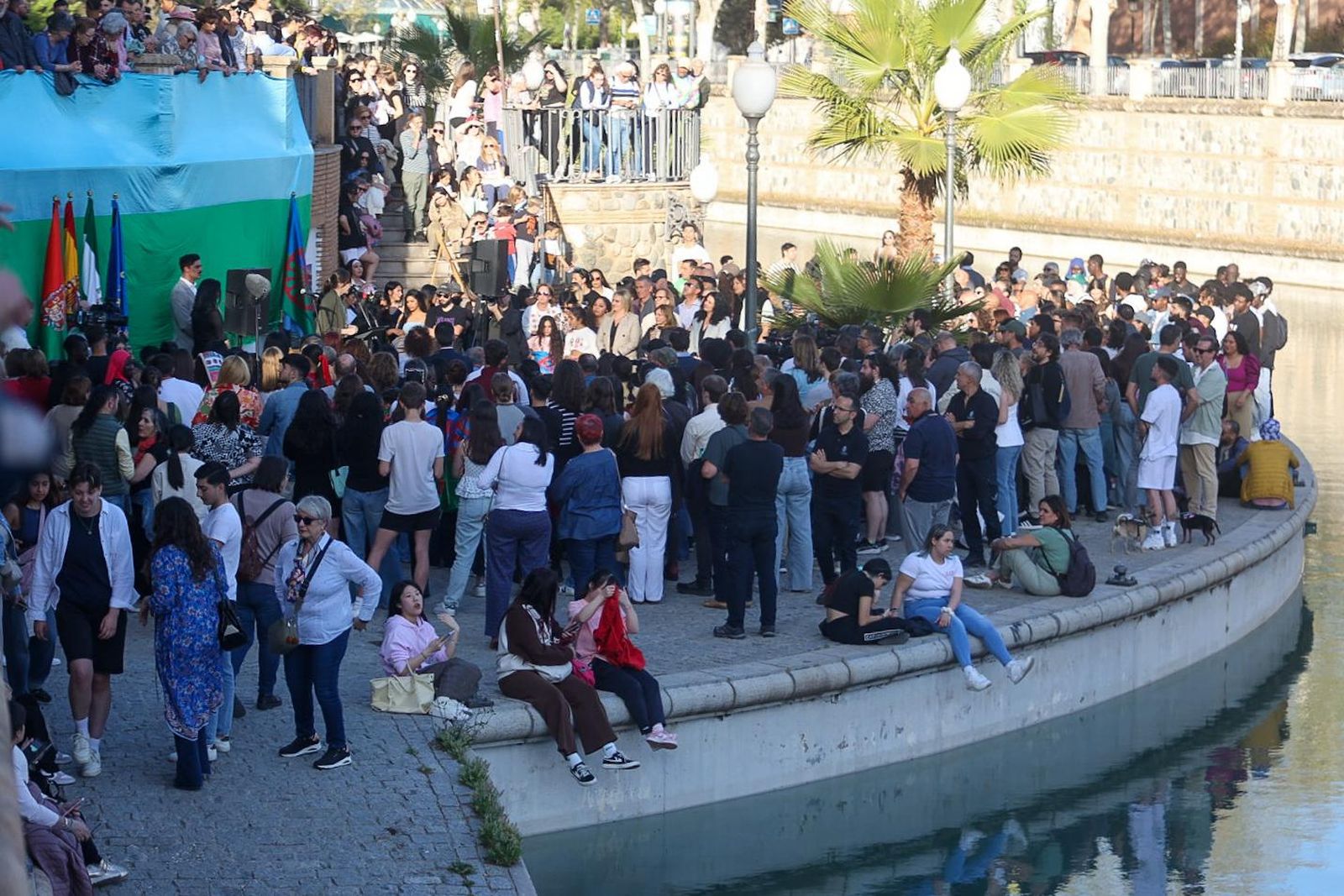 Todas las imágenes de la Ceremonia del Río para conmemorar el Día del Pueblo Gitano en Granada