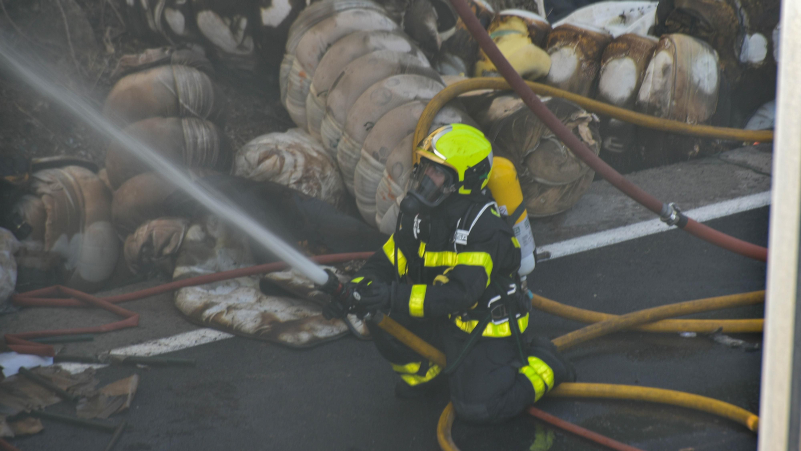 Las fotos del incendio de un camión en el Acceso norte al Puerrto de Algeciras