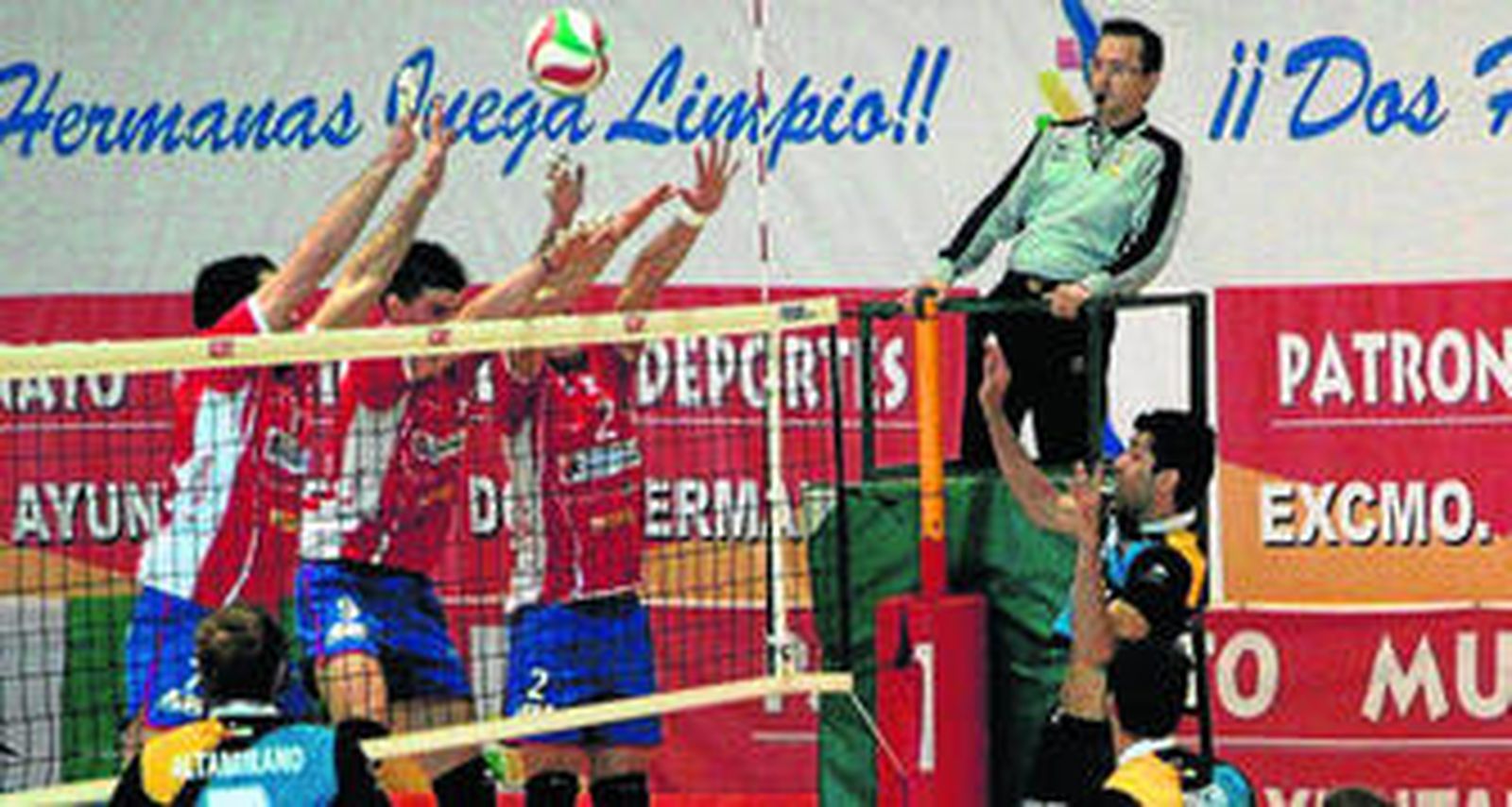 El brasileño Barbosa supera con una finta el triple bloqueo soriano.