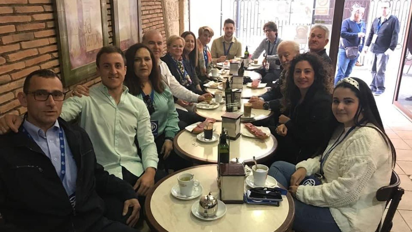 Miembros del Partido Popular de Vera cogían fuerzas para la jornada electoral.