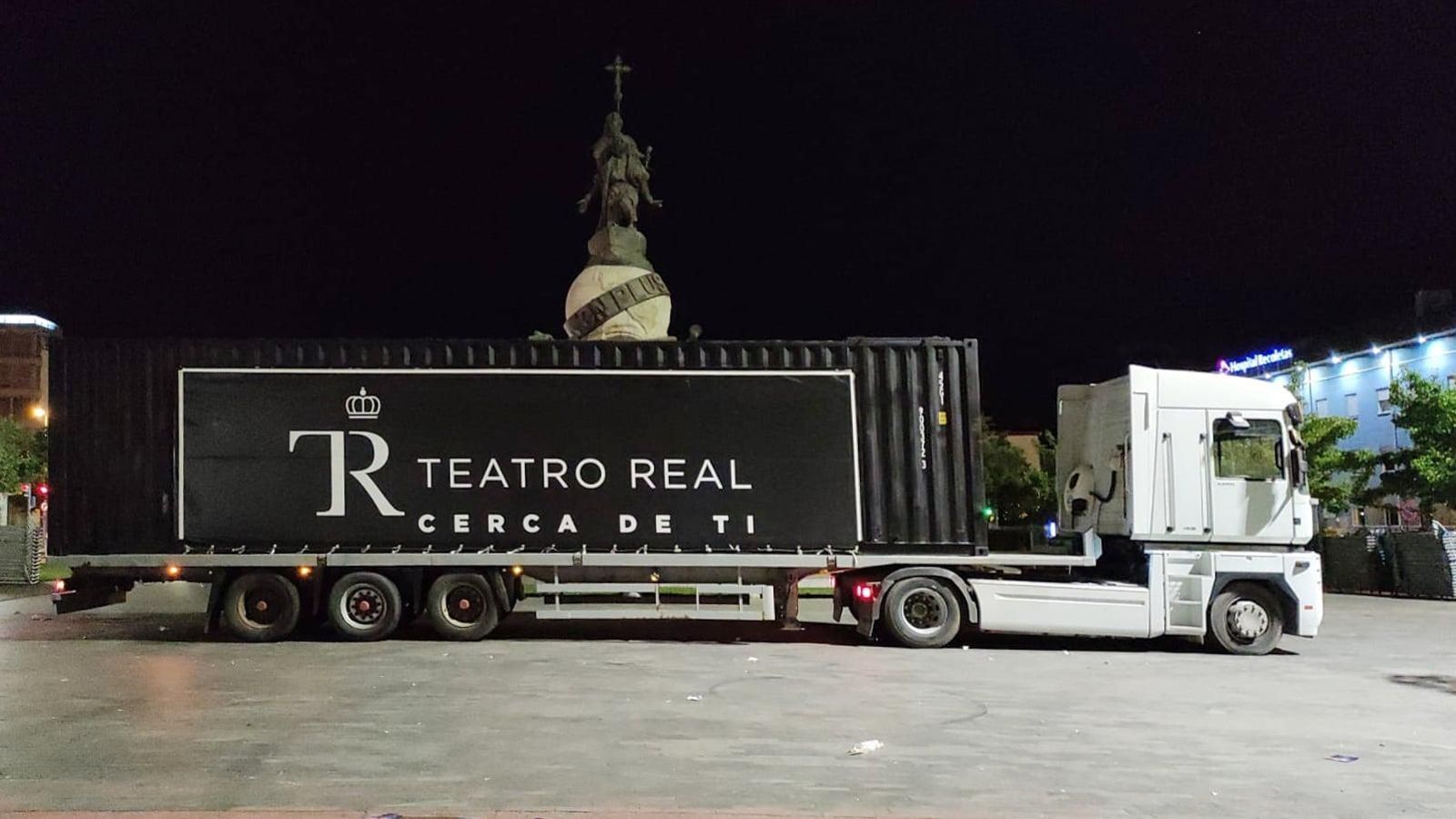 Un escenario que, en realidad, es uno de los más de 500 contenedores que el Teatro Real tiene para almacenar las escenografías de sus producciones.