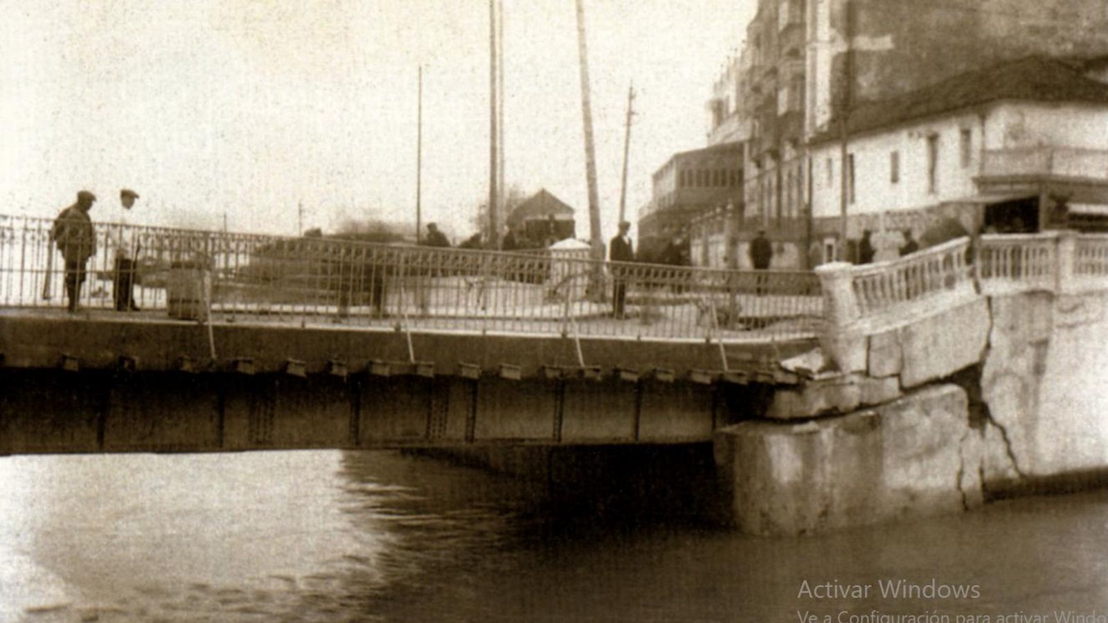 Desperfectos causados en el puente de la Conferencia por la riada acontecida entre los días 11 y 12 de febrero de 1921.