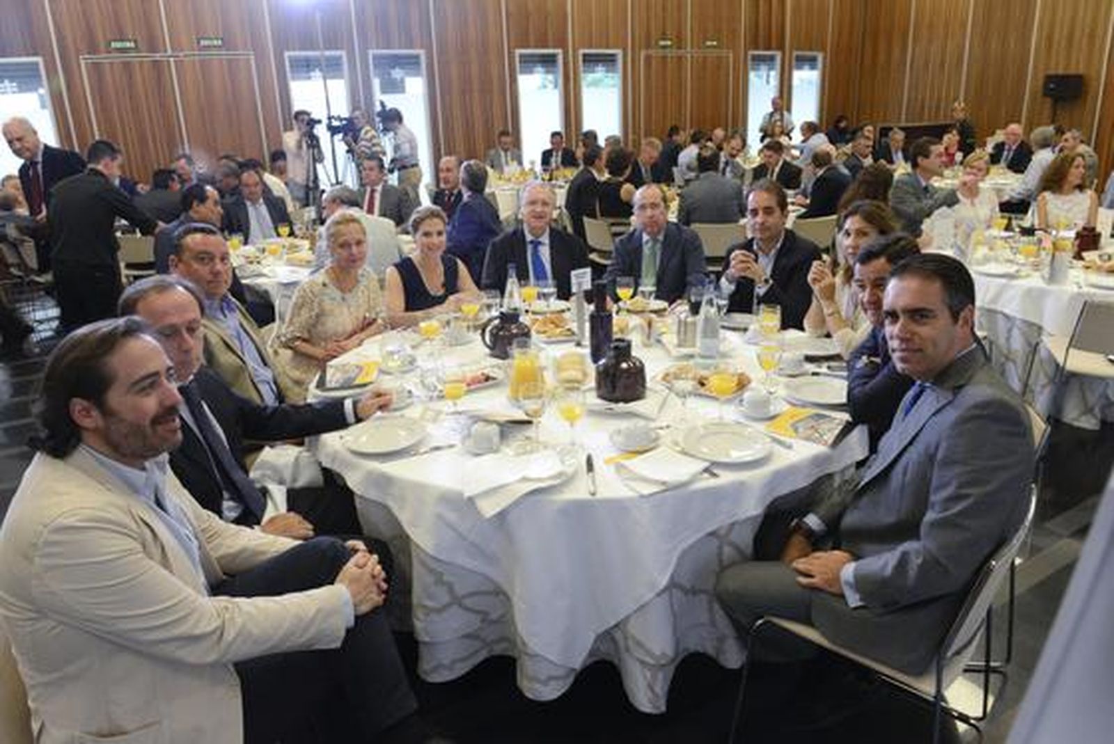 Alberto Grimaldi, director de Europa Sur; Jaime Tovar, gerente de Diario de Cádiz; José Manuel Fedriani, Felicidad Rodríguez Sánchez, Ana Mestre, José Blas Fernández, Aurelio Romero, Antonio Saldaña, Tania Barcelona, José Loaiza, ex presidente de Diputación, y Rafael Navas, director de Diario de Jerez.

Foto: Joaquin Hernandez Kiki
