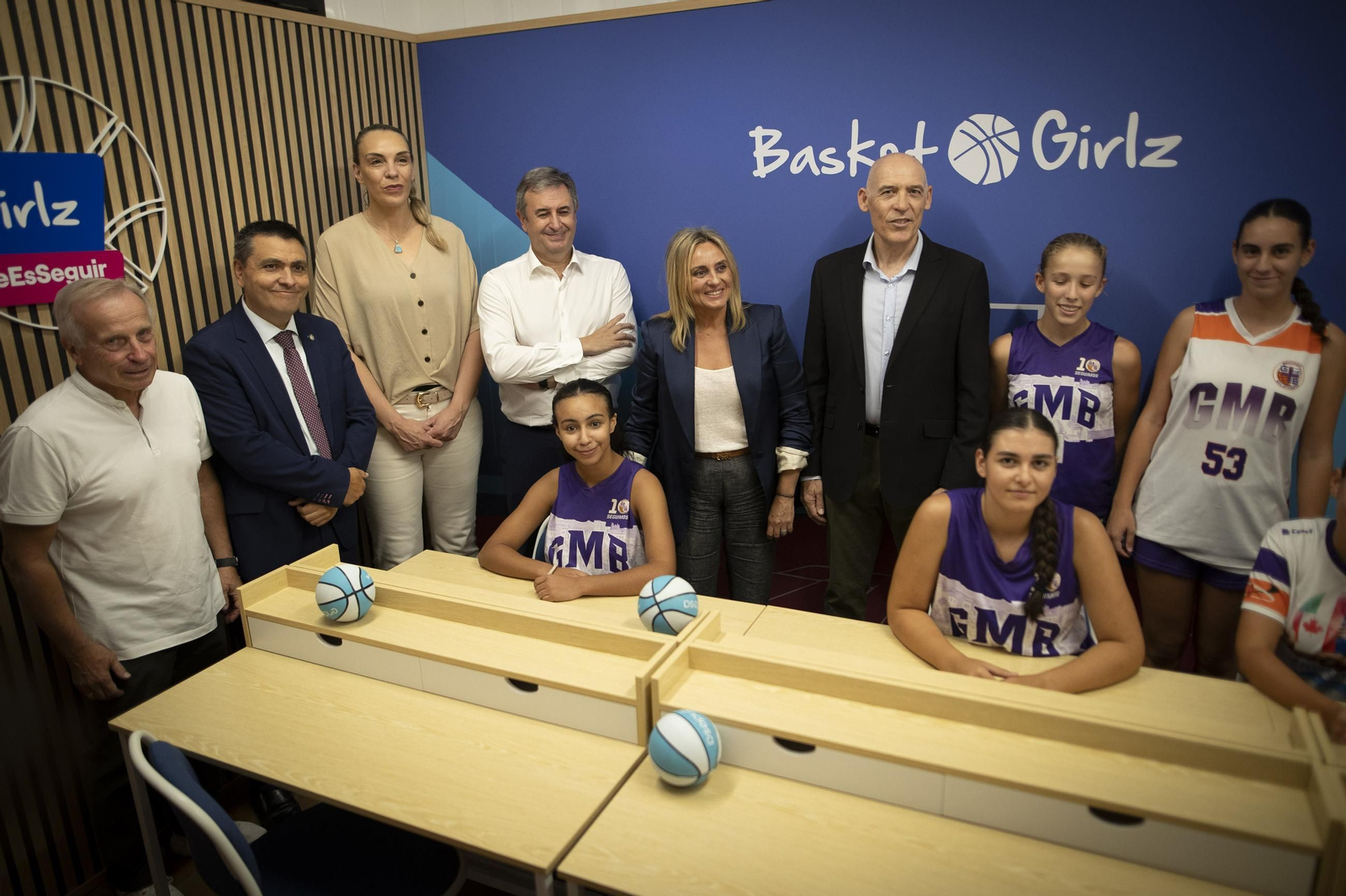 Autoridades y alumnas del nuevo aula.