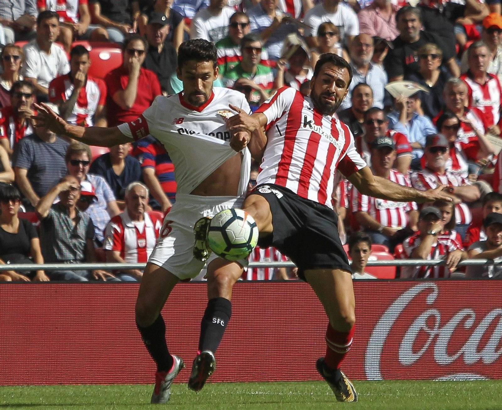 Navas intenta llevarse una pelota ante Balenziaga.