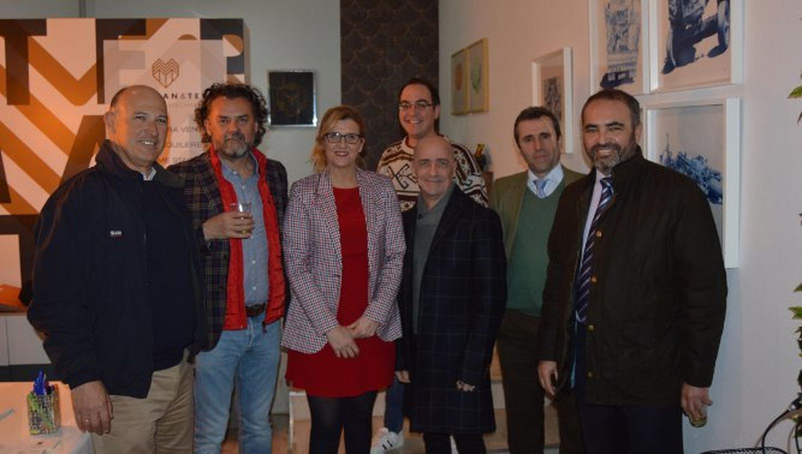 Pedro Agudo, Jerónimo Pérez, Olga Tey, el artista Paco Mármol, Ernesto Olivares, Íñigo Fernández de Córdoba y Manolo Cotorruelo, durante el cóctel de inauguración de la muestra.