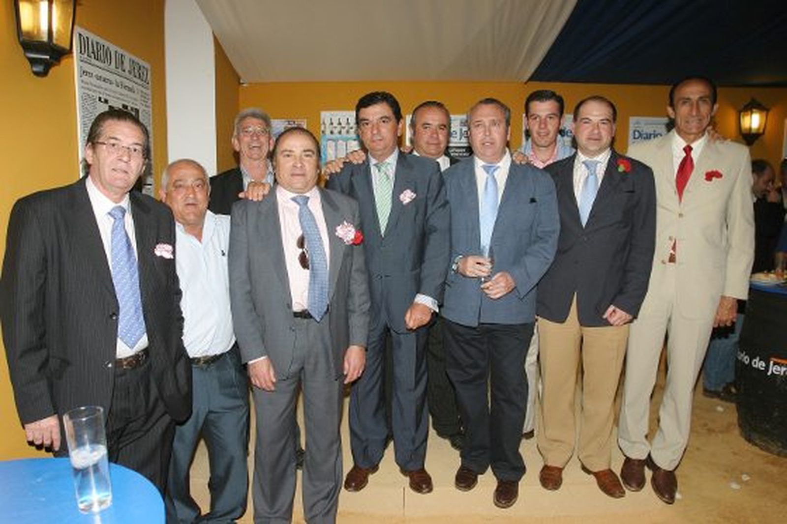 Miembros de la peña xerecista Bernd Schuster junto a Benjamín Sánchez, director de Publicidad de Diario de Jerez

Foto: Vanesa Lobo