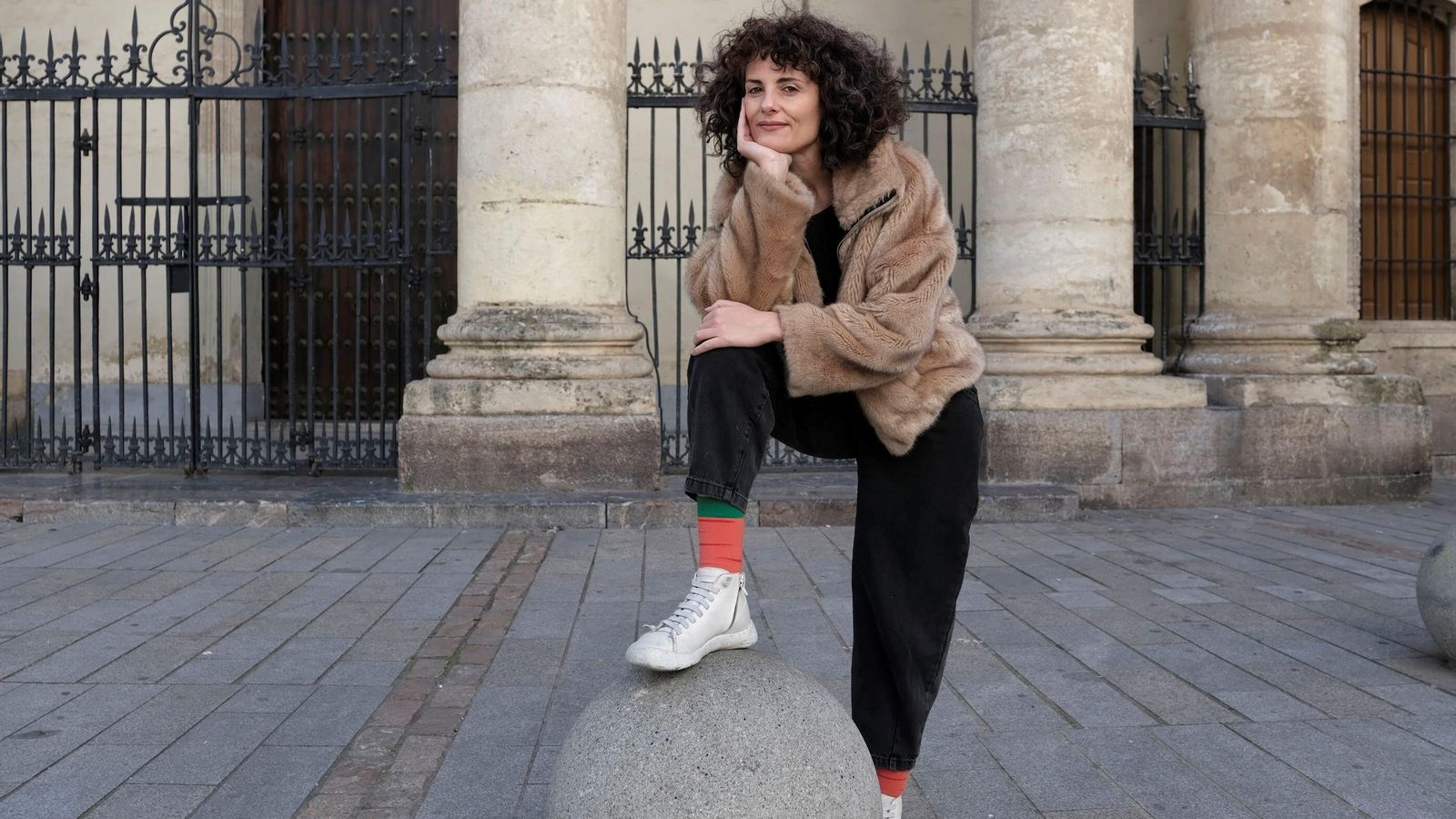 Rosario Villajos, en la plaza de la Compañía de Córdoba.