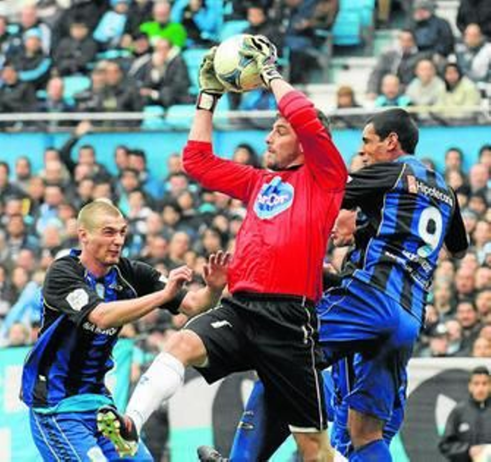 Guillermo Sara detiene un balón aéreo en un partido con el Atlético de Rafaela.