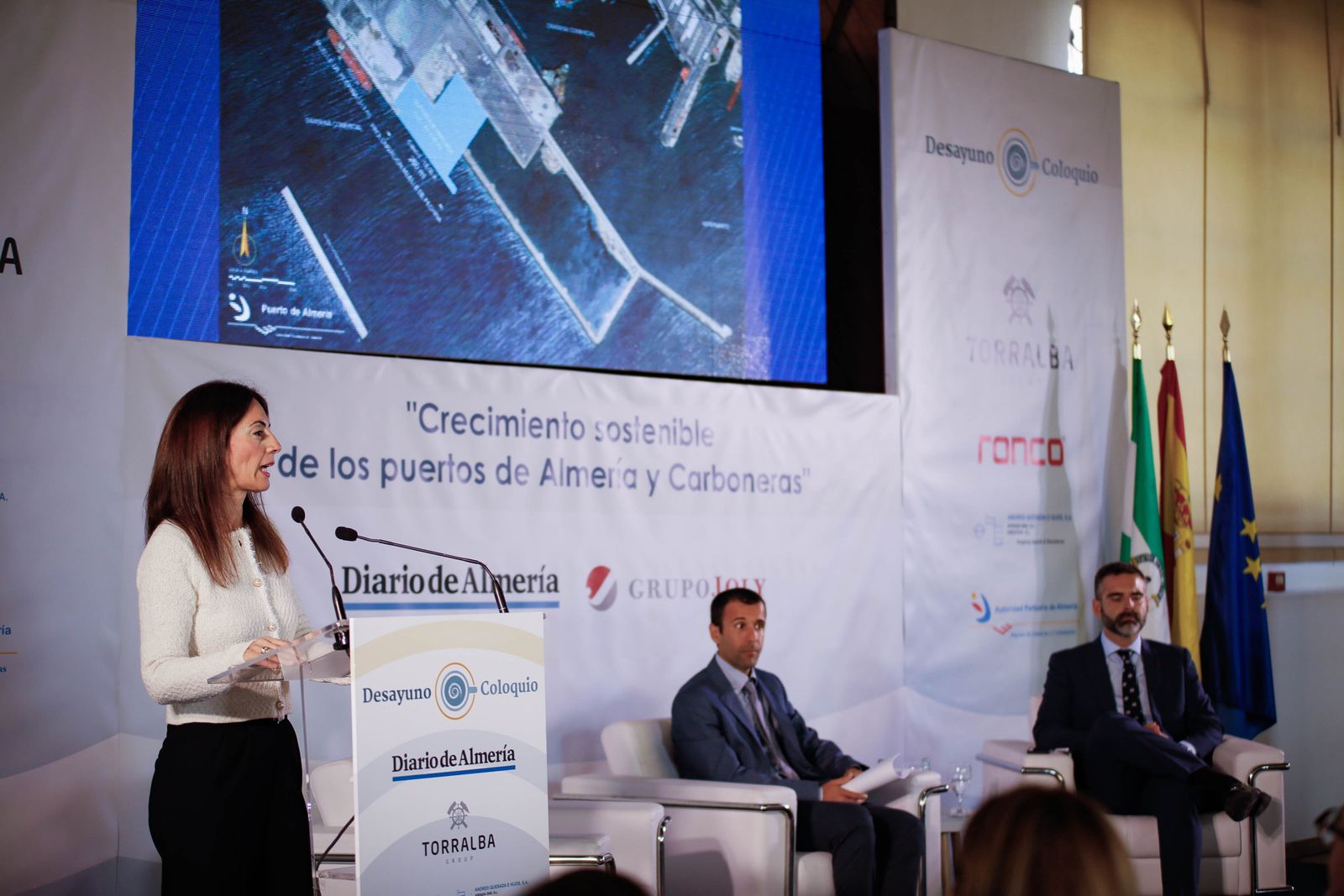 Imágenes del desayuno informativo