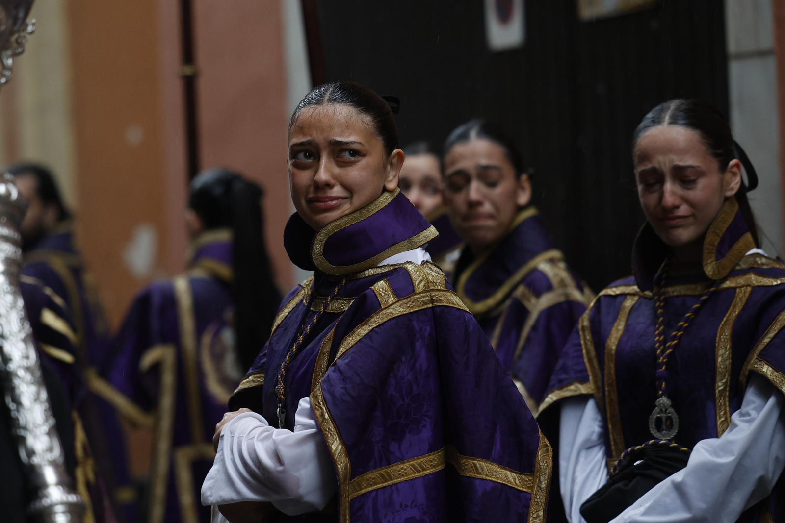 imágenes de la salida de Piedad, bajo llluvia y granizo, en la Semana Santa de Cádiz 2025