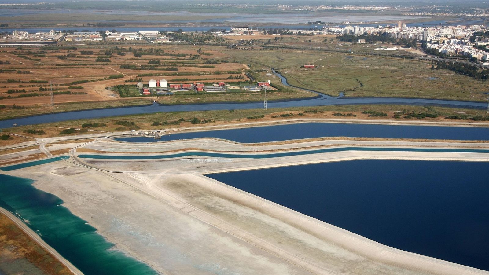 Balsas de fosfoyesos frente al casco urbano de la capital onubense.