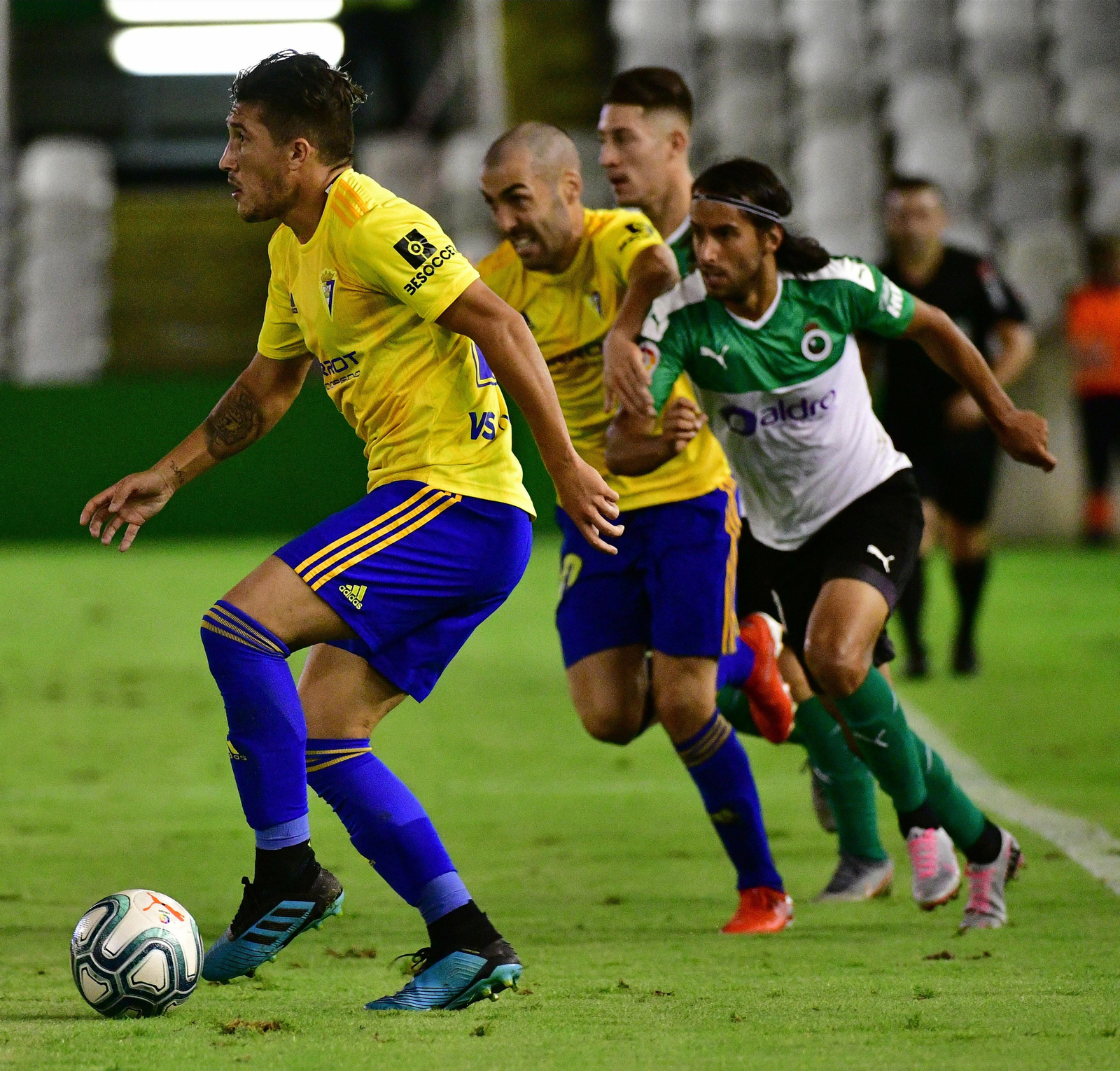Espino controla la pelota, con Perea al fondo.