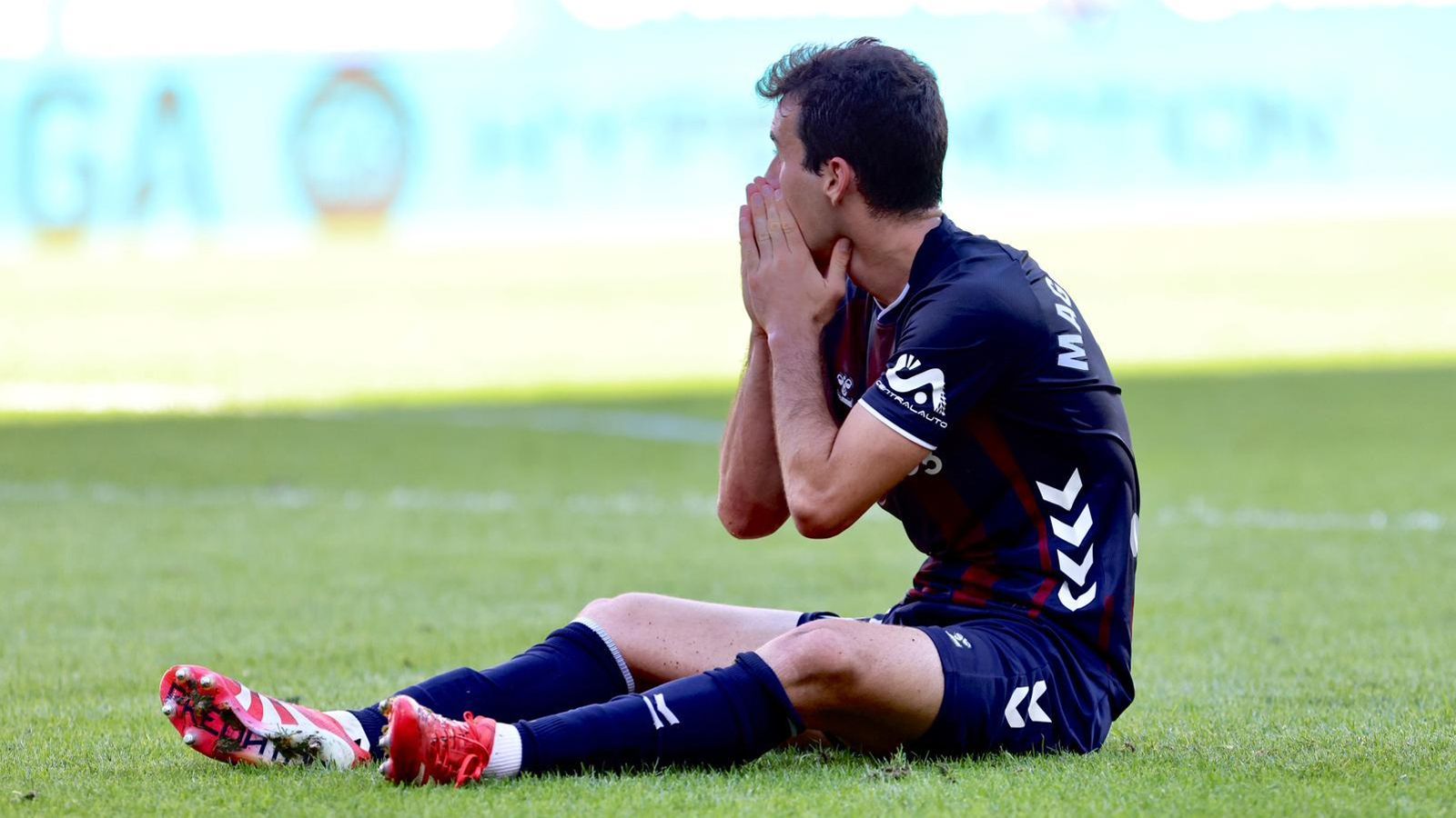 Jon Magunazelaia se lamenta de una ocasión fallada con el Eibar.