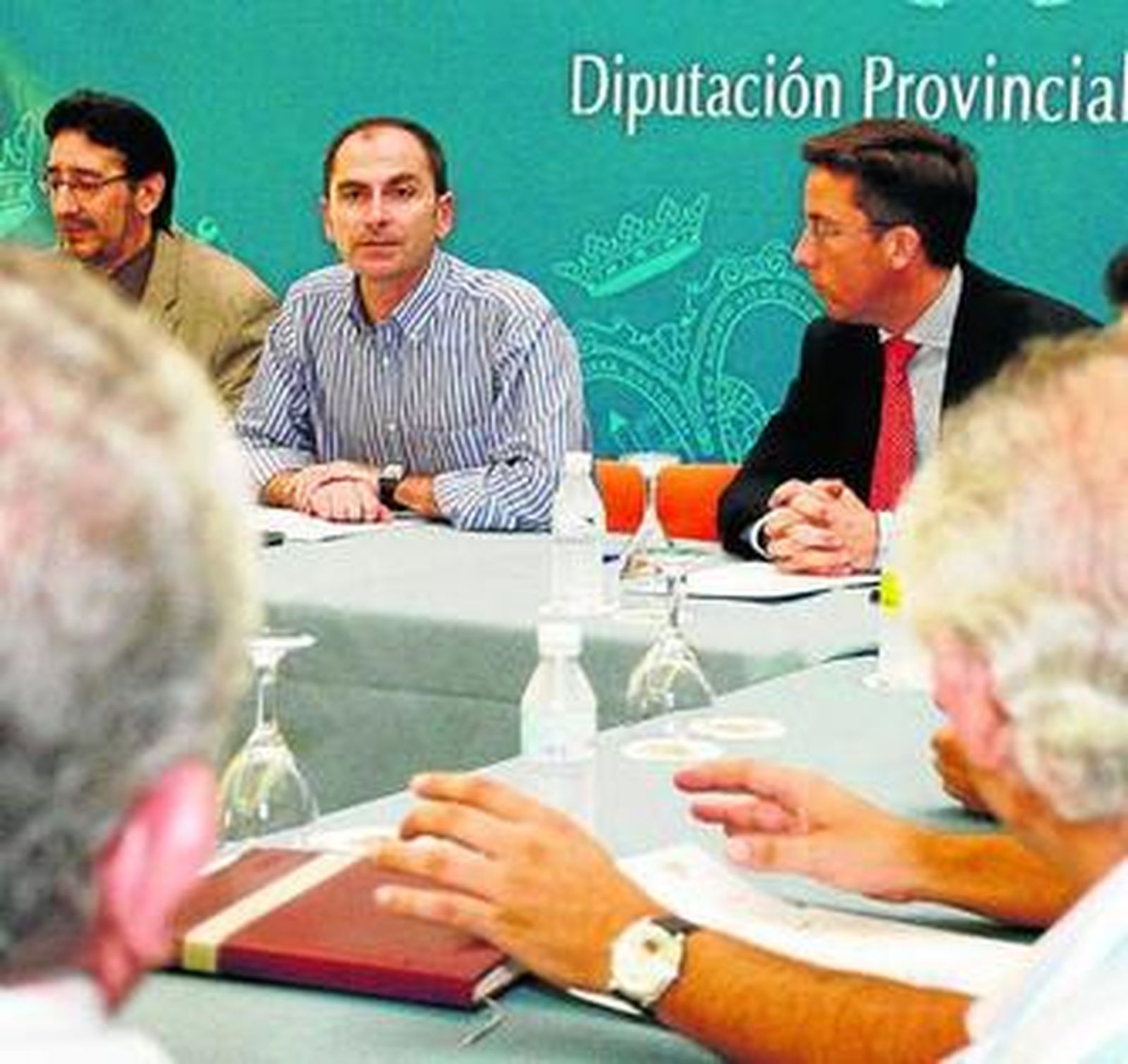 Miguel Ángel Domínguez -en el centro- presidió el encuentro.