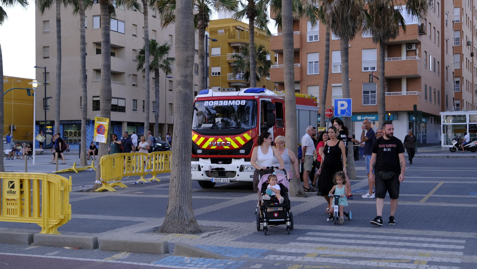 Imágenes de las hogueras de la Noche de San Juan en Almería capital