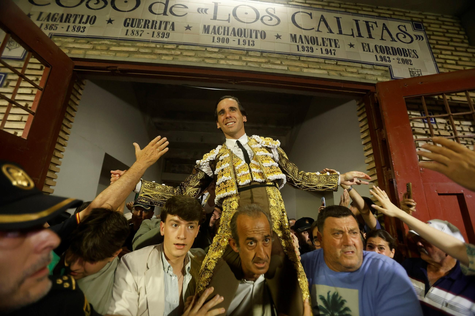 Manuel Román, Juan Ortega y Roca Rey, en la plaza de toros de Córdoba
