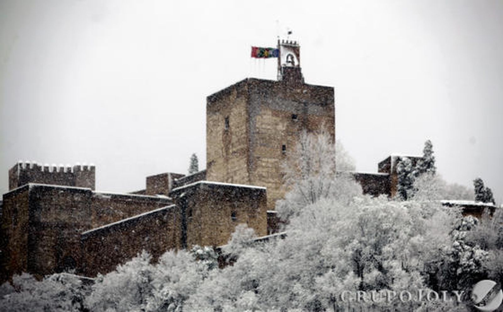 La nieve blanqueó la ciudad en la festividad del 28-F y provocó hasta 200 incidencias.

Foto: Lucia Rivas