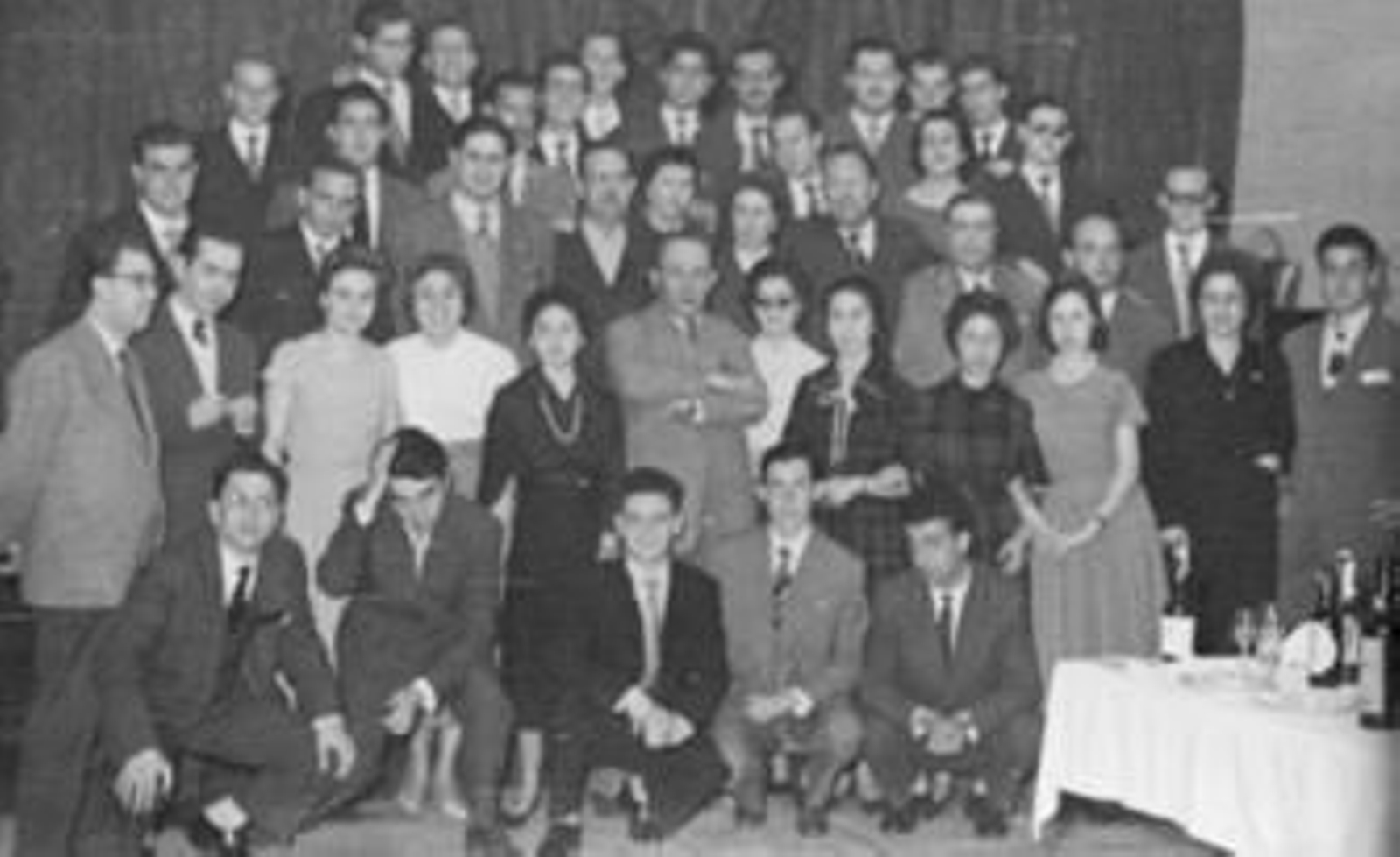 Alumnos de la promoción junto a dos profesoras, en un viaje que realizaron a Madrid. Alumnos de la promoción junto a dos profesoras, en un viaje que realizaron a Madrid.