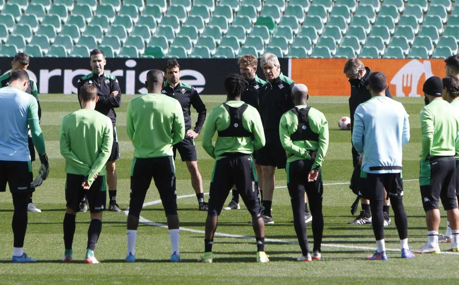 Pellegrini dialoga con sus jugadores en un entrenamiento reciente.