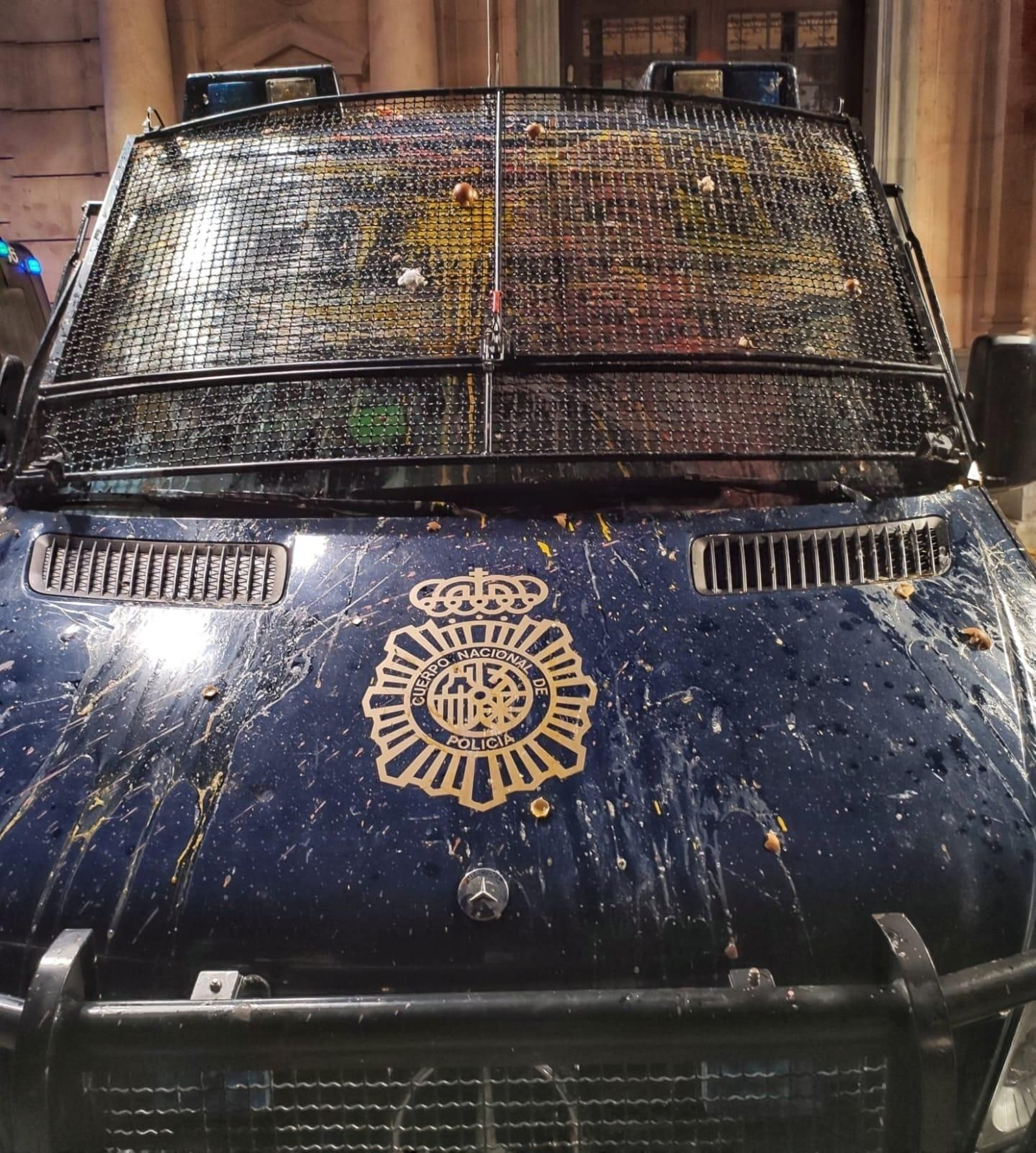 Uno de los vehículos tras recibir impactos de pintura y cola