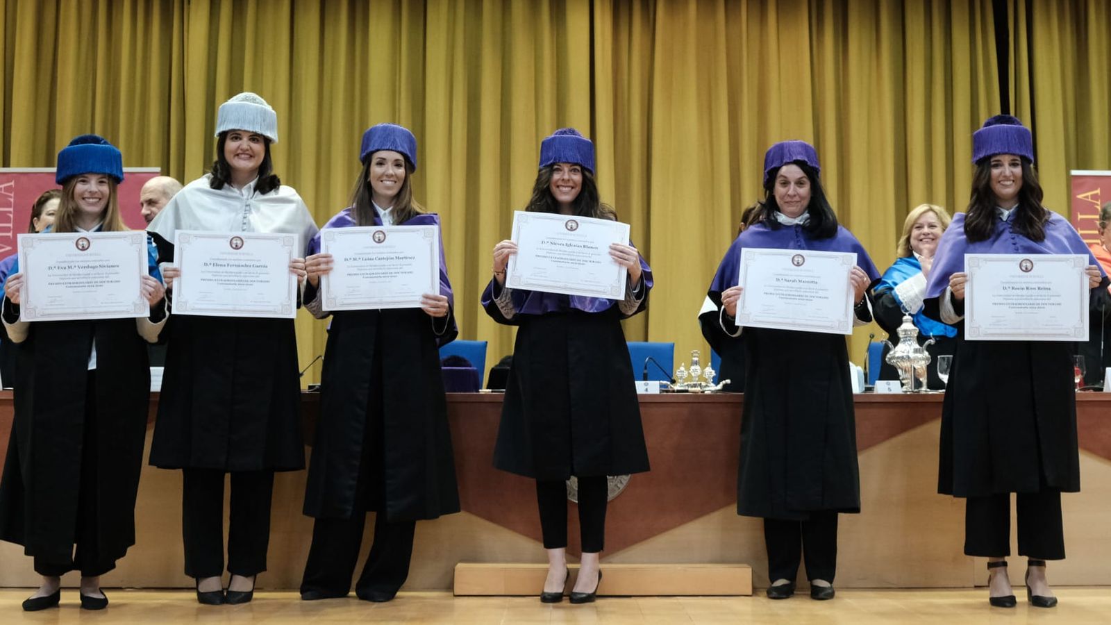 Elena Fernández, segunda por la izqierda, junto a otras de las premiadas en otras disciplinas.