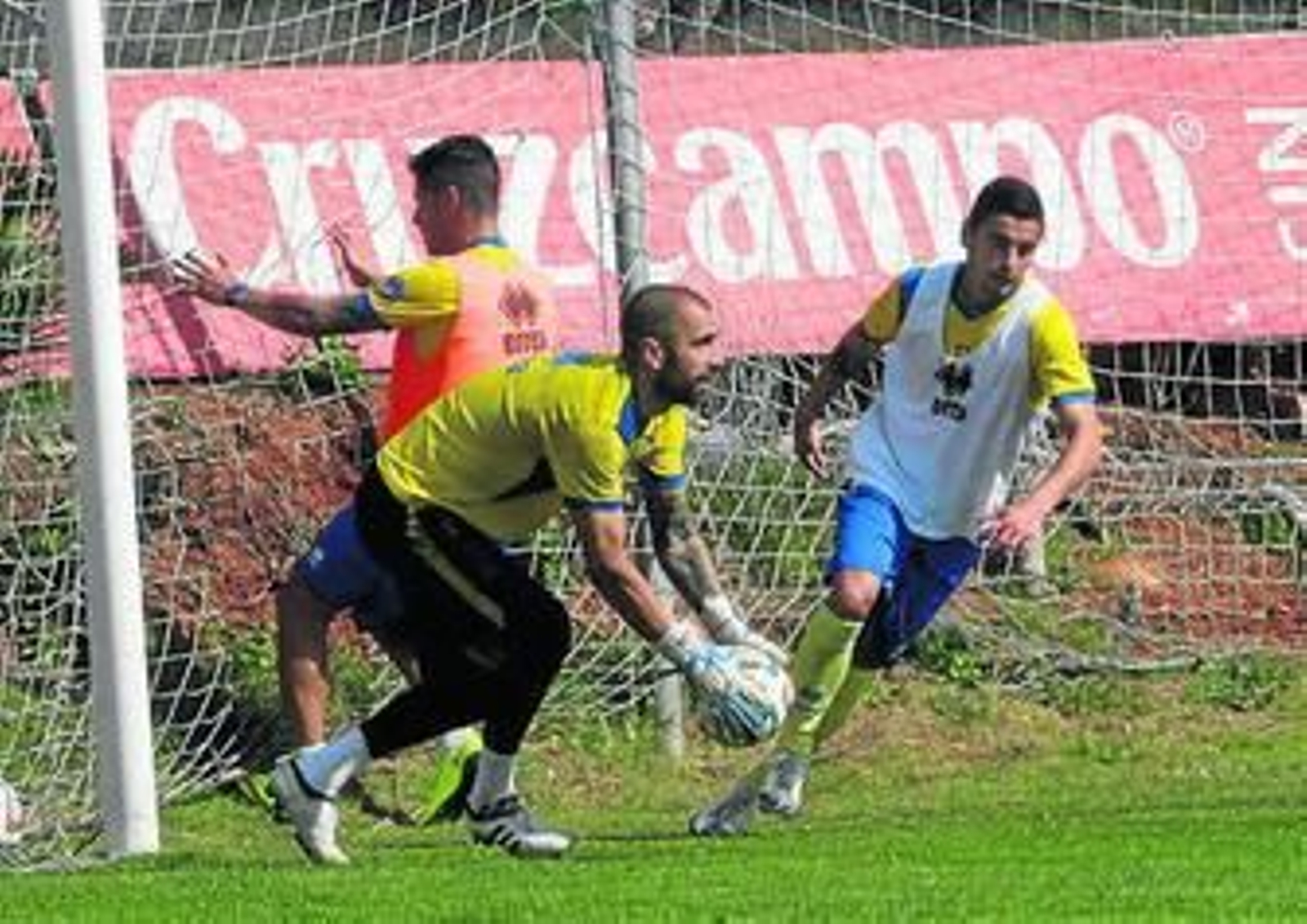 Aulestia detiene el esférico mientras Tomás inicia la carrera.