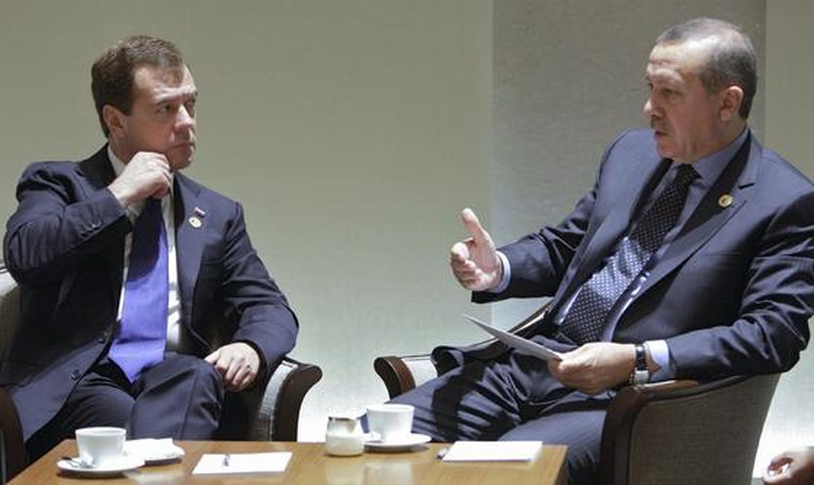 El presidente de Rusia, Dmitry Medvedev, conversando con el primer ministro de Turquía, Tayyip Erdogan en la en la cumbre del G20, celebrada en Seúl (Corea del Sur). 

Foto: Agencias