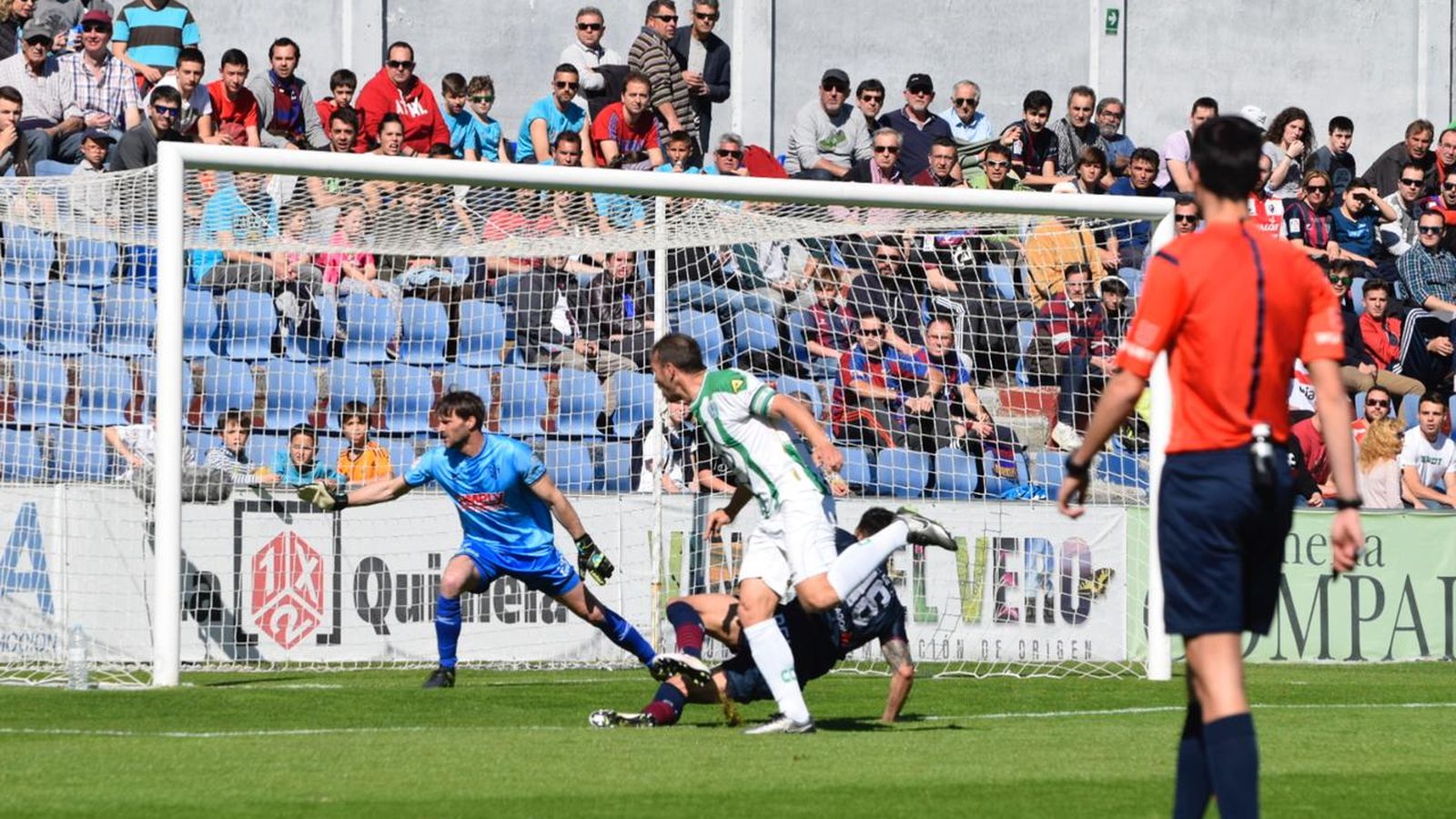 Xisco anota el primer gol del triunfo cordobesista en Huesca en 2016.