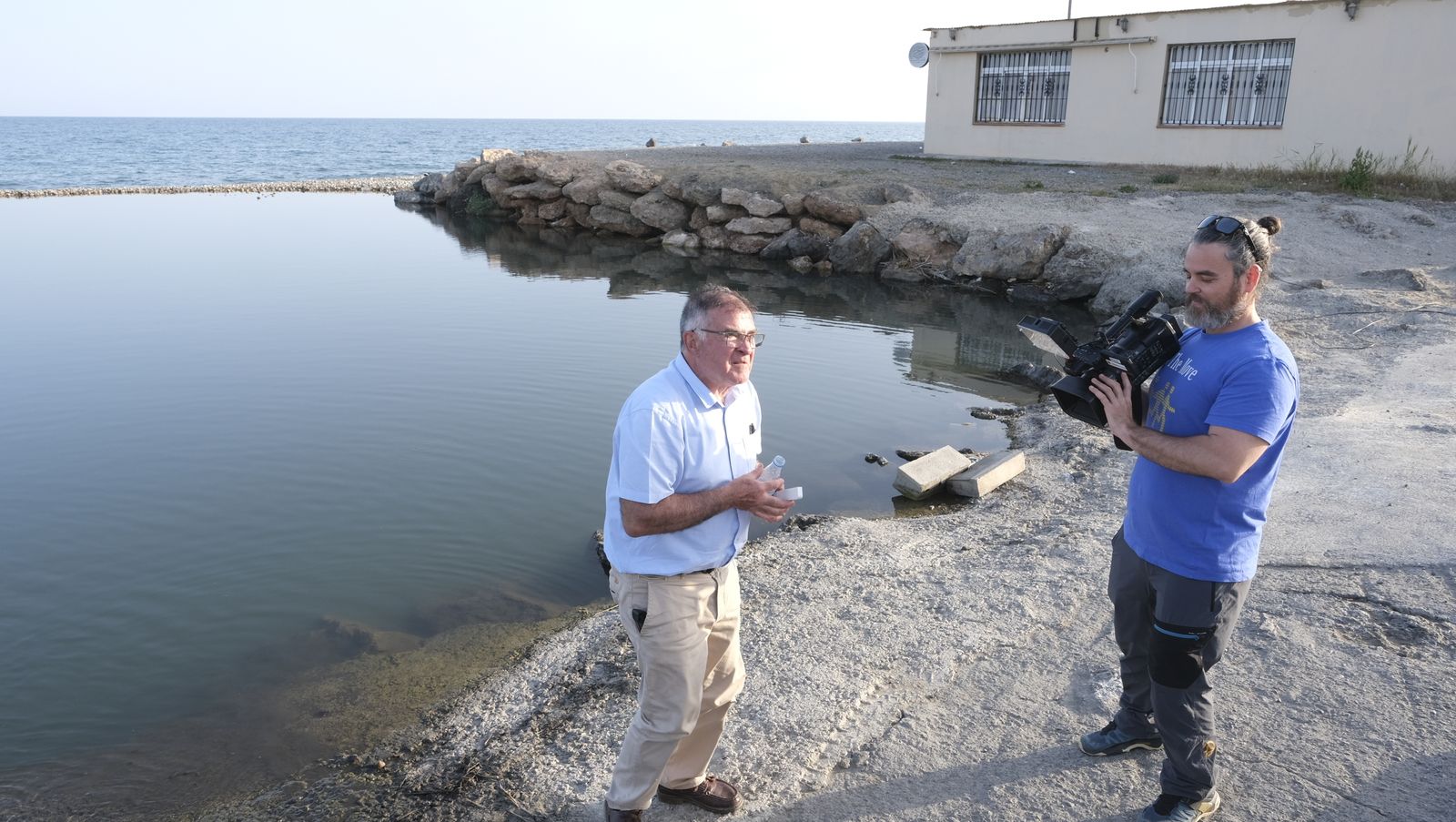Concentración de los vecinos de Costacabana por los vertidos de agua al mar