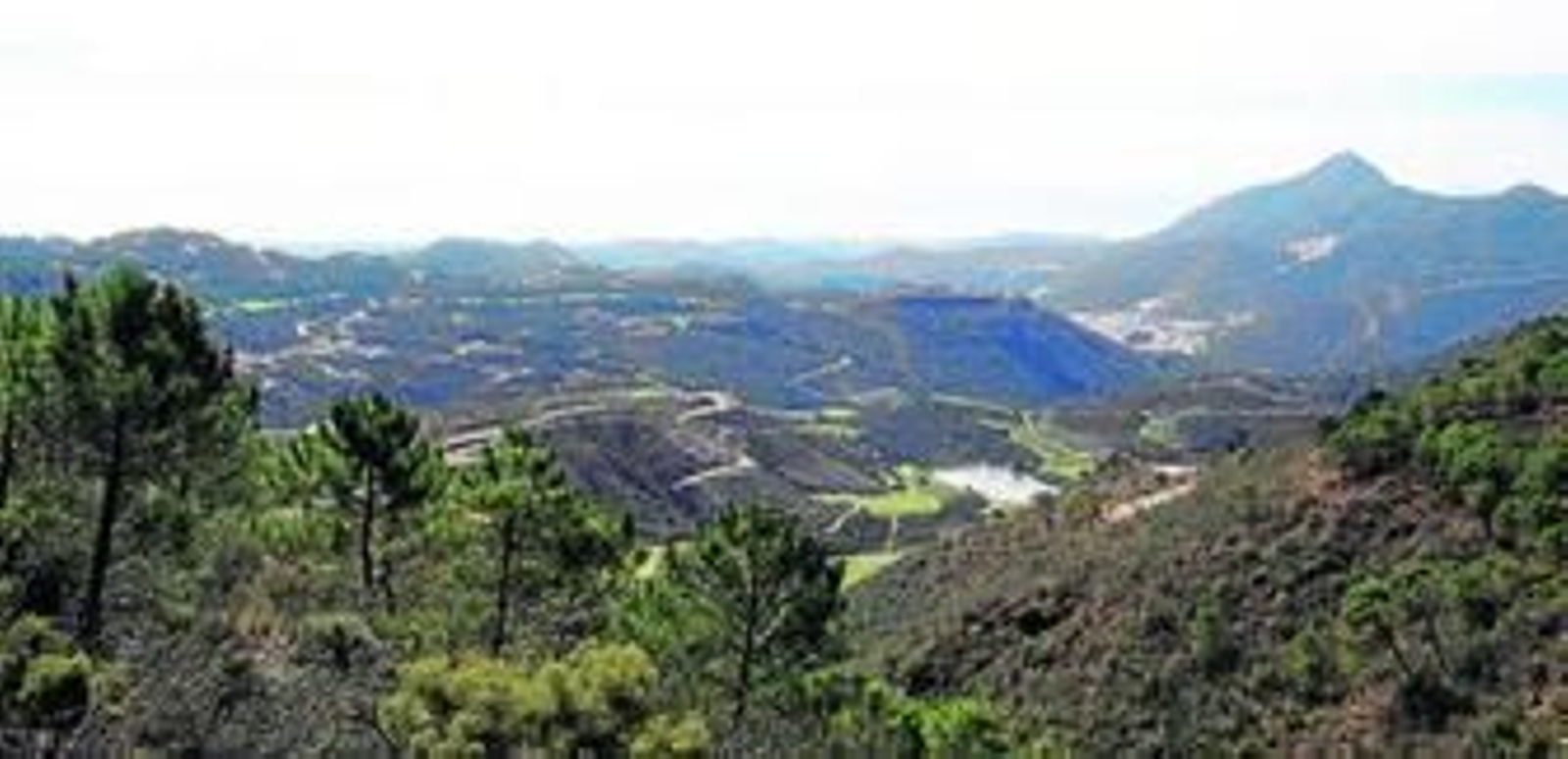 Panorámica de la Sierra Bermeja que se extiende por buena parte de la Costa del Sol occidental. Panorámica de la Sierra Bermeja que se extiende por buena parte de la Costa del Sol occidental.