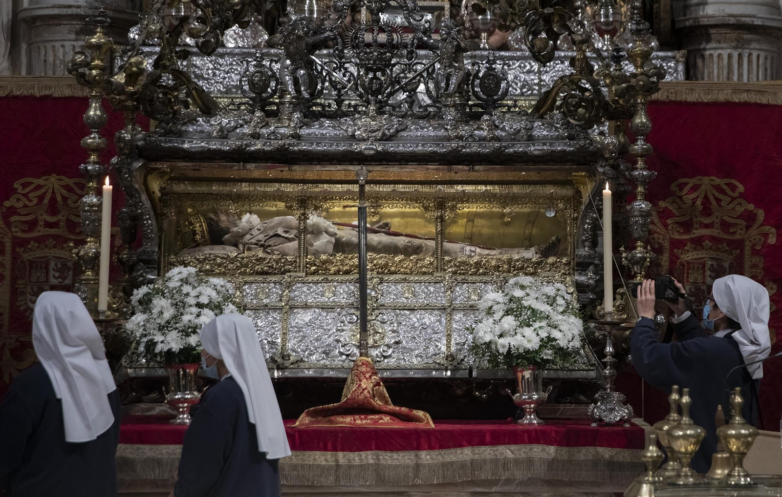 Apertura de la urna de San Fernando en la Catedral de Sevilla.