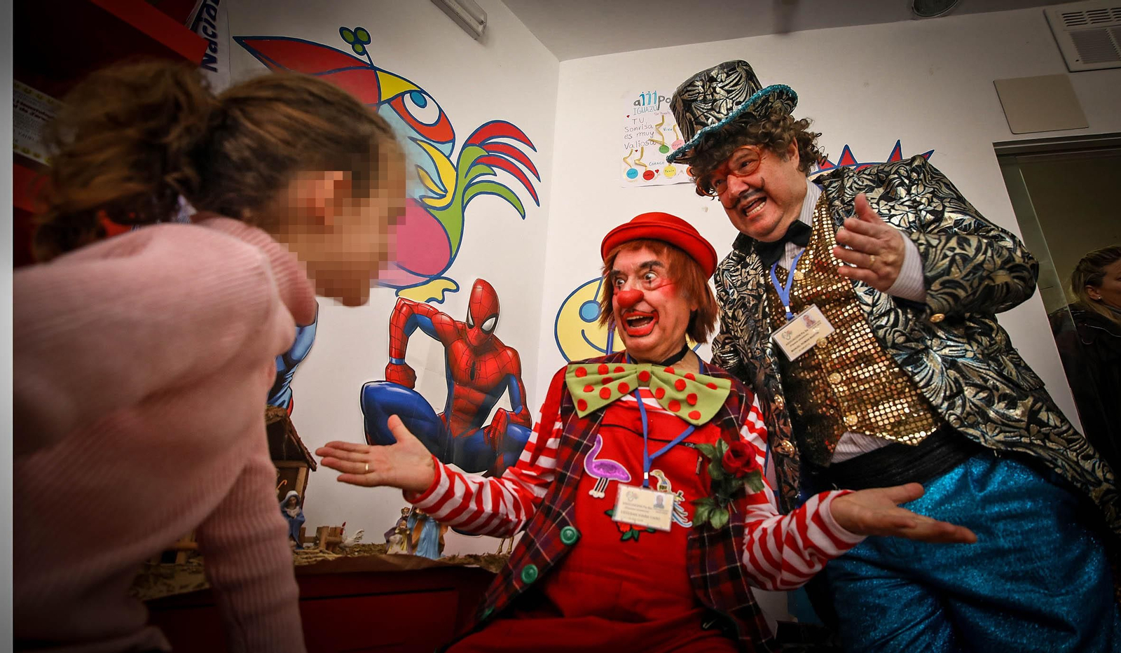Imágenes de los Payasos Sanadores PASA en el hospital de Jerez.