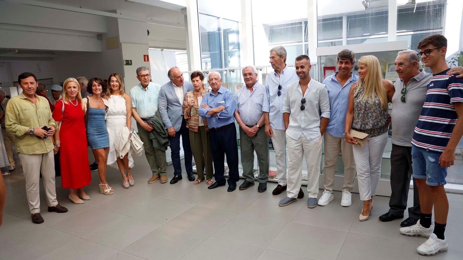 Paco Esteban, arropado por familiares, amigos, ex alcaldes y el actual primer edil de Algeciras.