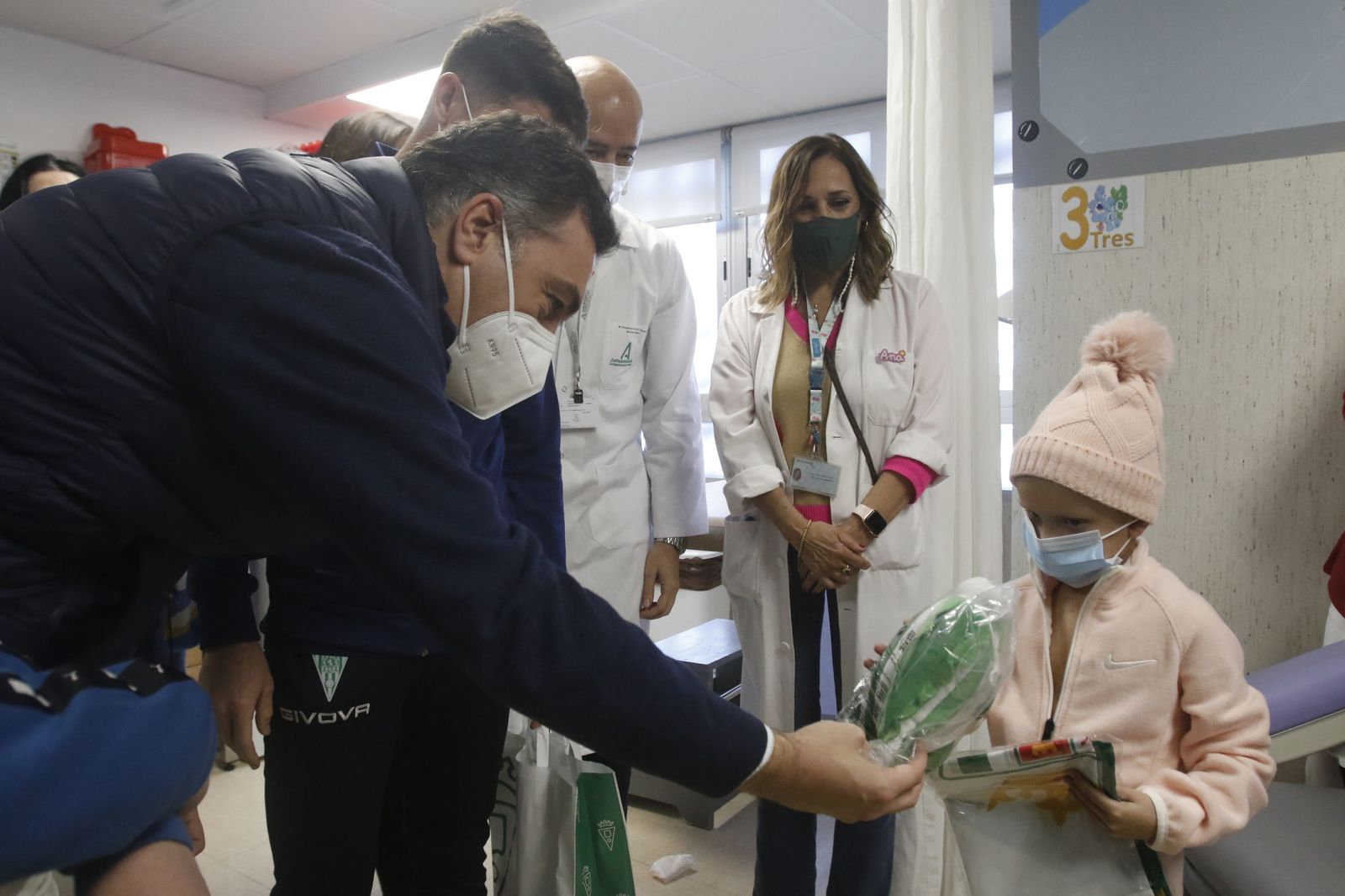 La visita del Córdoba CF al Hospital Reina Sofía, en imágenes